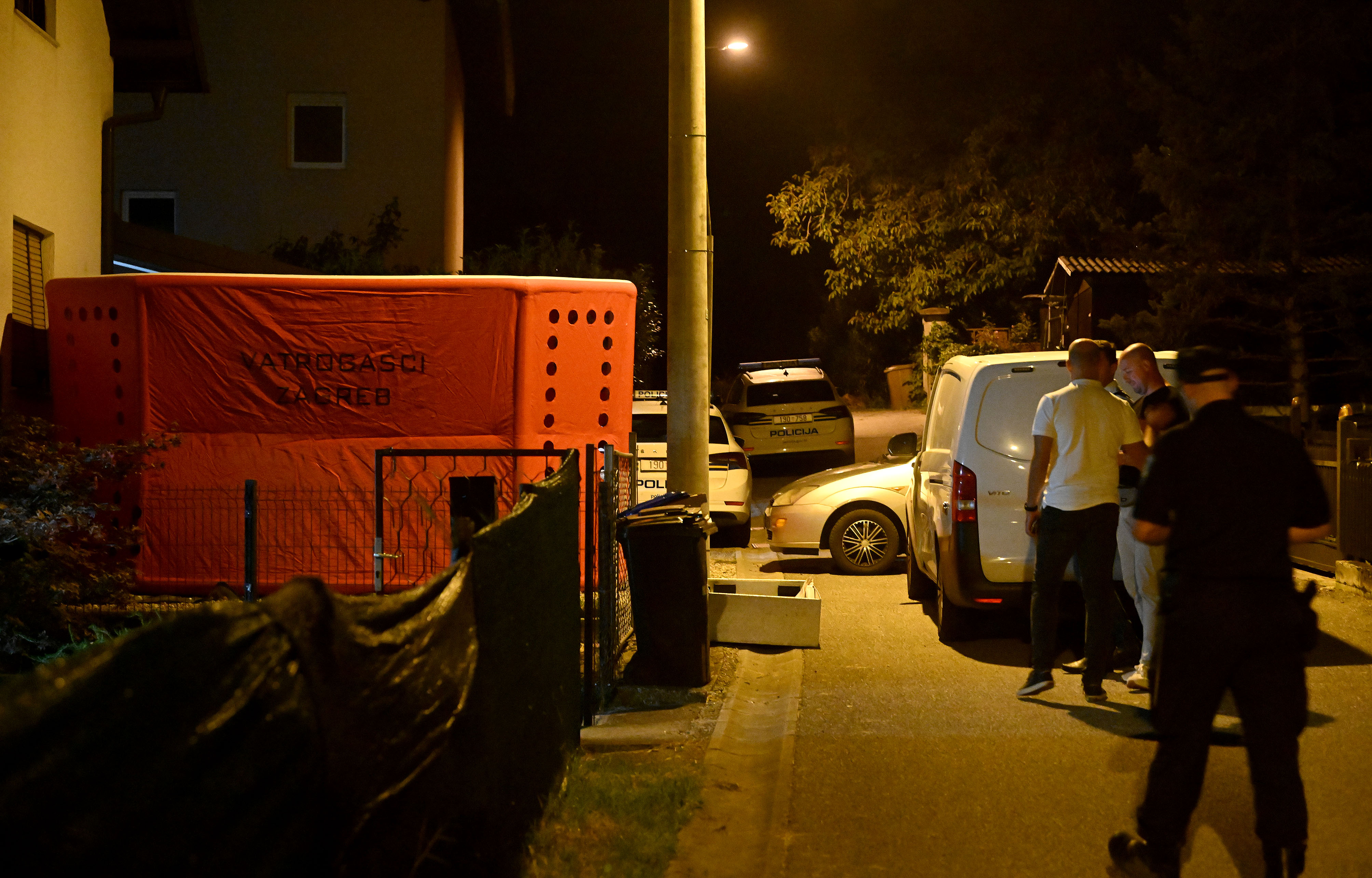 Zagreb: Muškarac prijetio da će skočiti s krova kuće pa pucao prema policiji