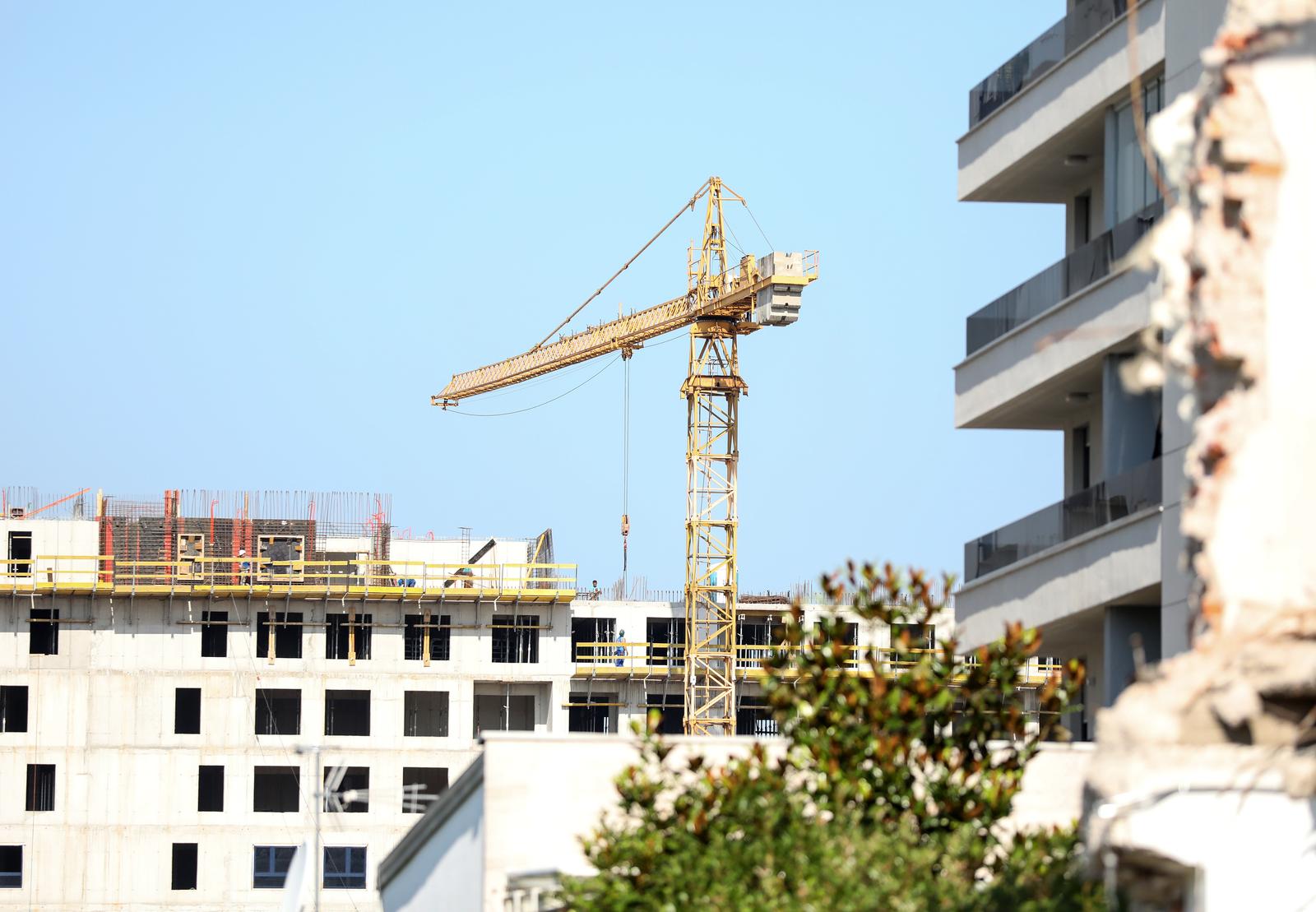 Zagreb: Slika crne mačke na zgradi na kojoj se obnavljaju stanovi