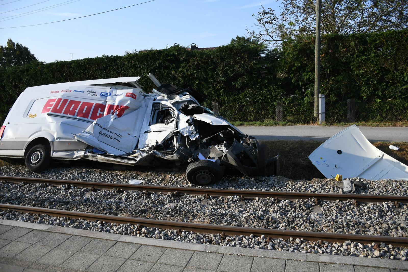 Vlak naletio na kombi nedaleko Bjelovara, policijski očevid je u tijeku