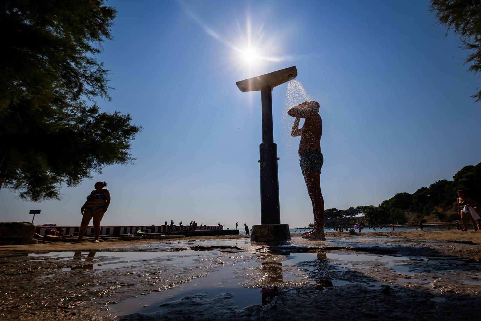 Split: Domaći i turisti na plaži Firule potražili osvježenje od velikih vrućina