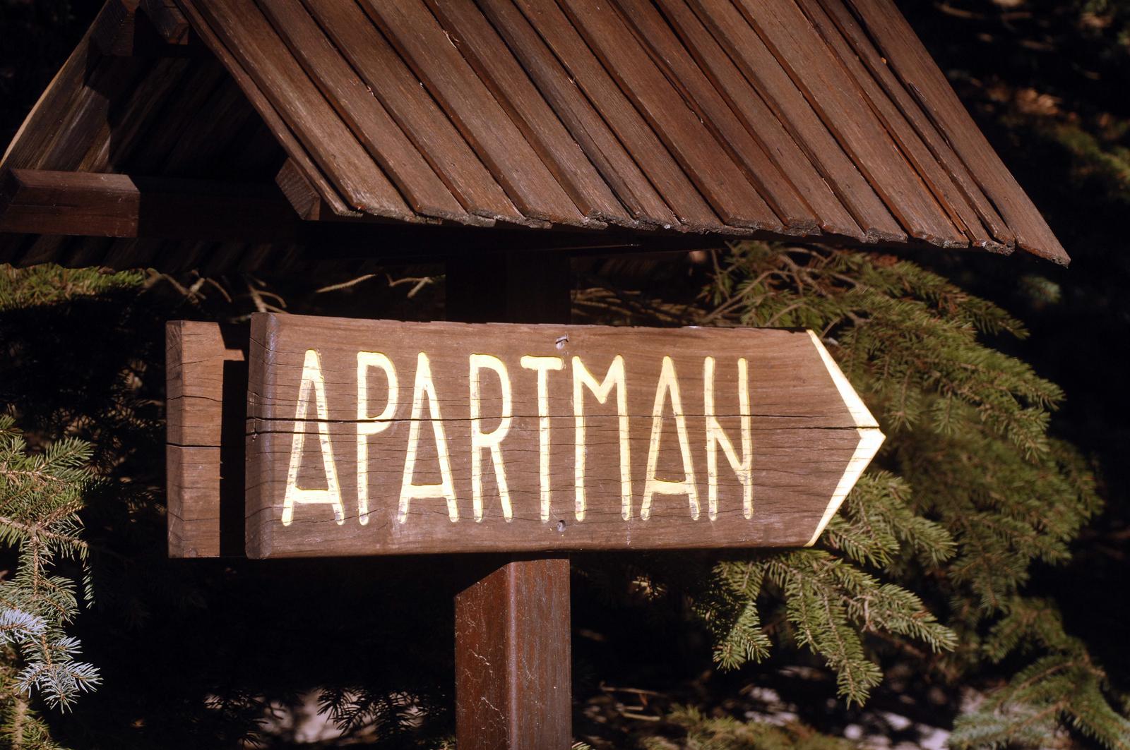 Crni Lug: Natpisi o iznajmljivanju soba i apartmana u Gorskom kotaru