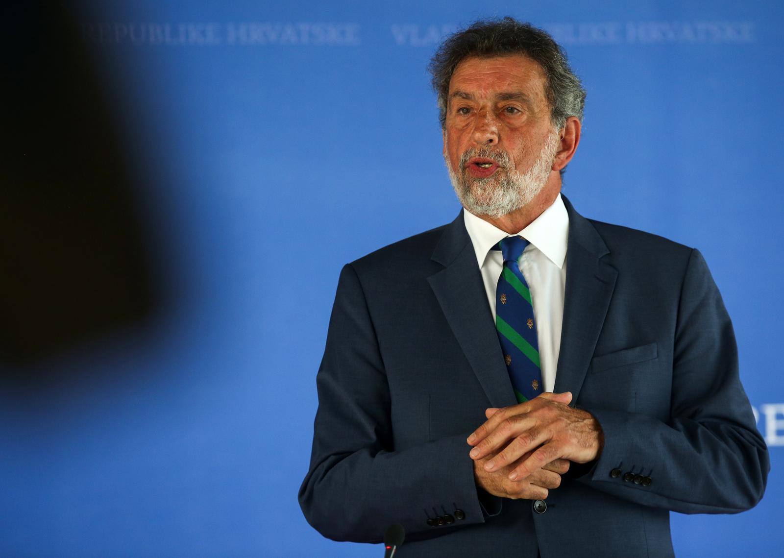 Prije sjednice Vlade izjavu za medije dao je ministar obrazovanja Radovan Fuchs