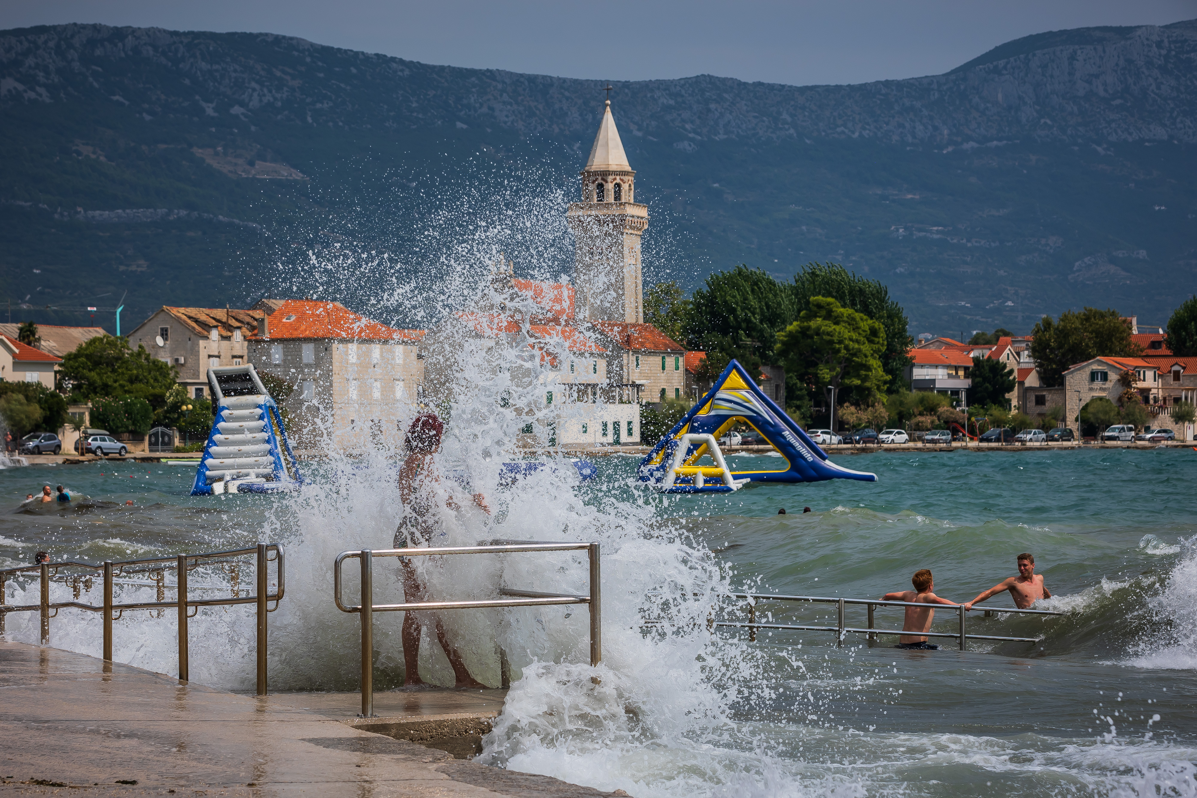 Kaštel Štafilić: Hrabri kupači uživaju u moru tijekom jakog juga na plaži Gabine