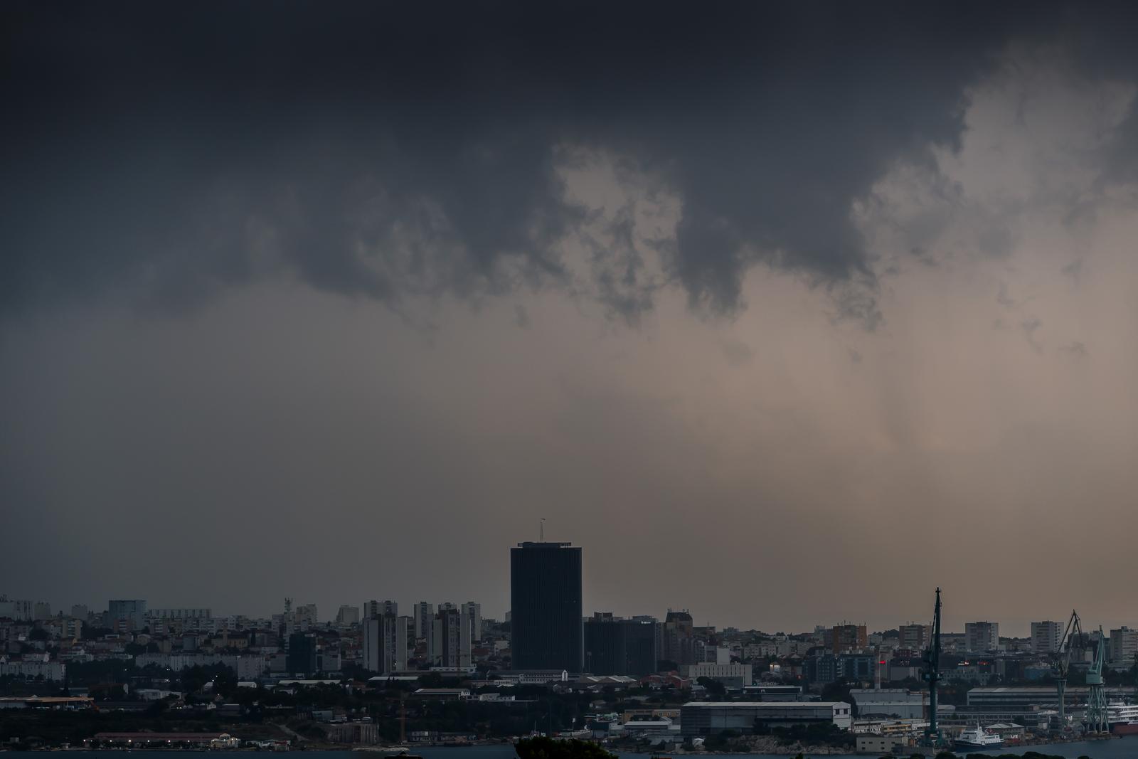 Najavljeno pogoršanje vremena zahvatilo je Split i okolicu