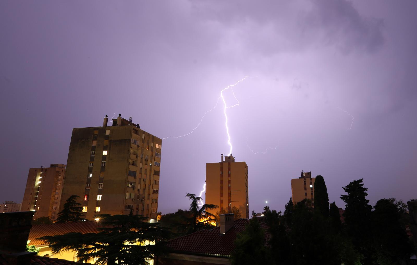 Rijeka: Munje na nebu iznad grada