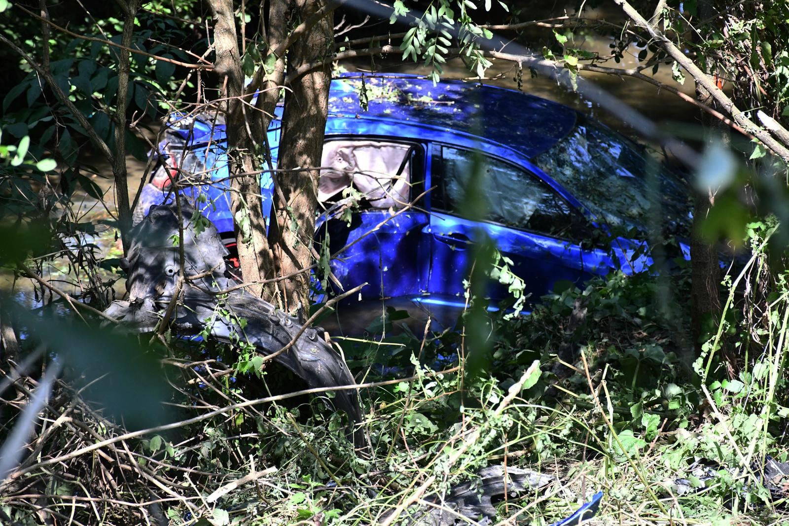 Trenkovo: Skrivio prometnu nesreću pa sletio u potok Veličanku, policija traga za počiniteljem