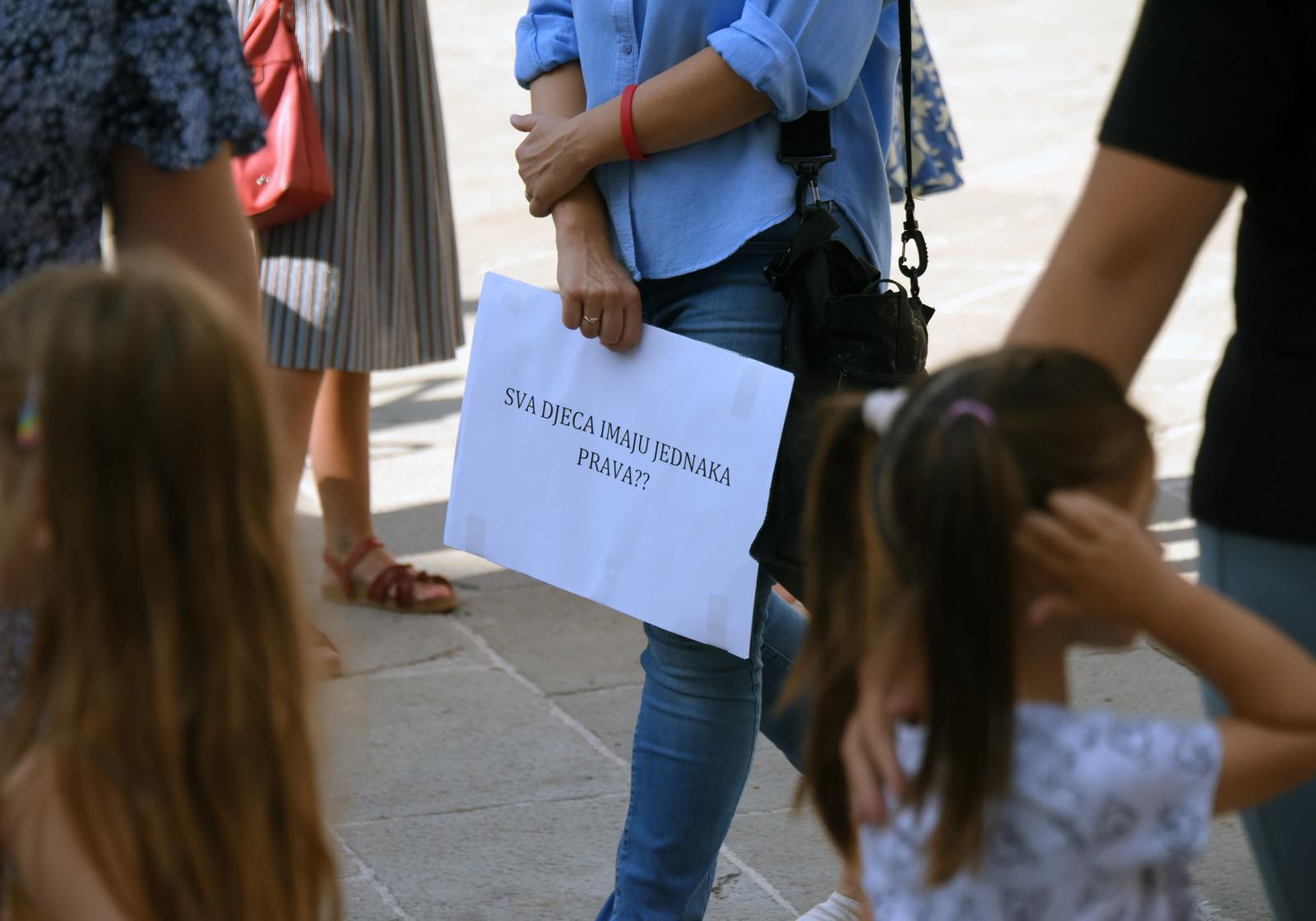 Pula: Roditelji djece pulskih privatnih vrtića organizirali prosvjed