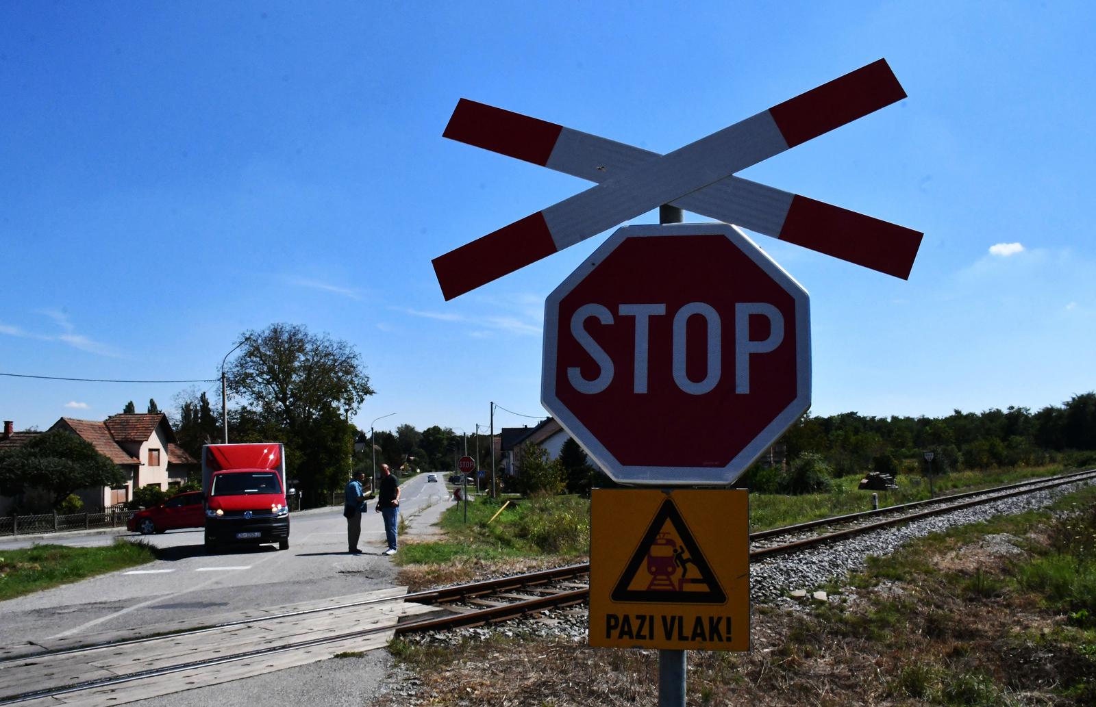 Na pružnom prijelazu u Trenkovu u naletu vlaka na automobil ozlijeđeno više osoba