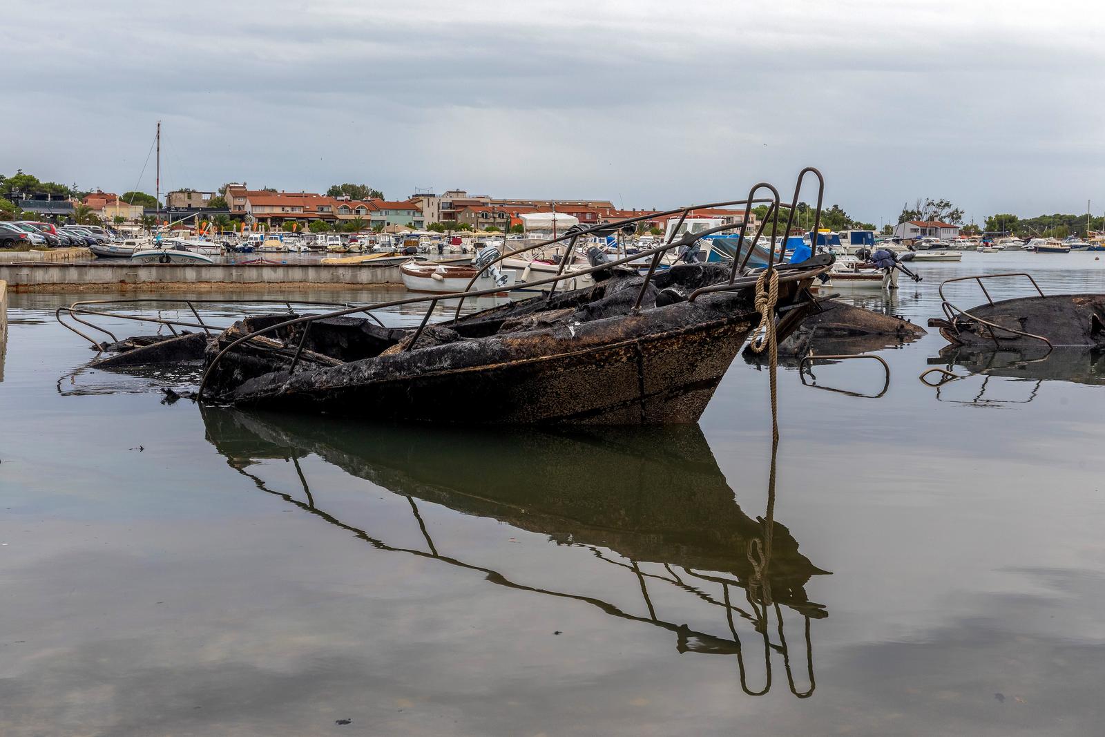 Izgoreni i potopljeni brodovi u lučici u Medulinu