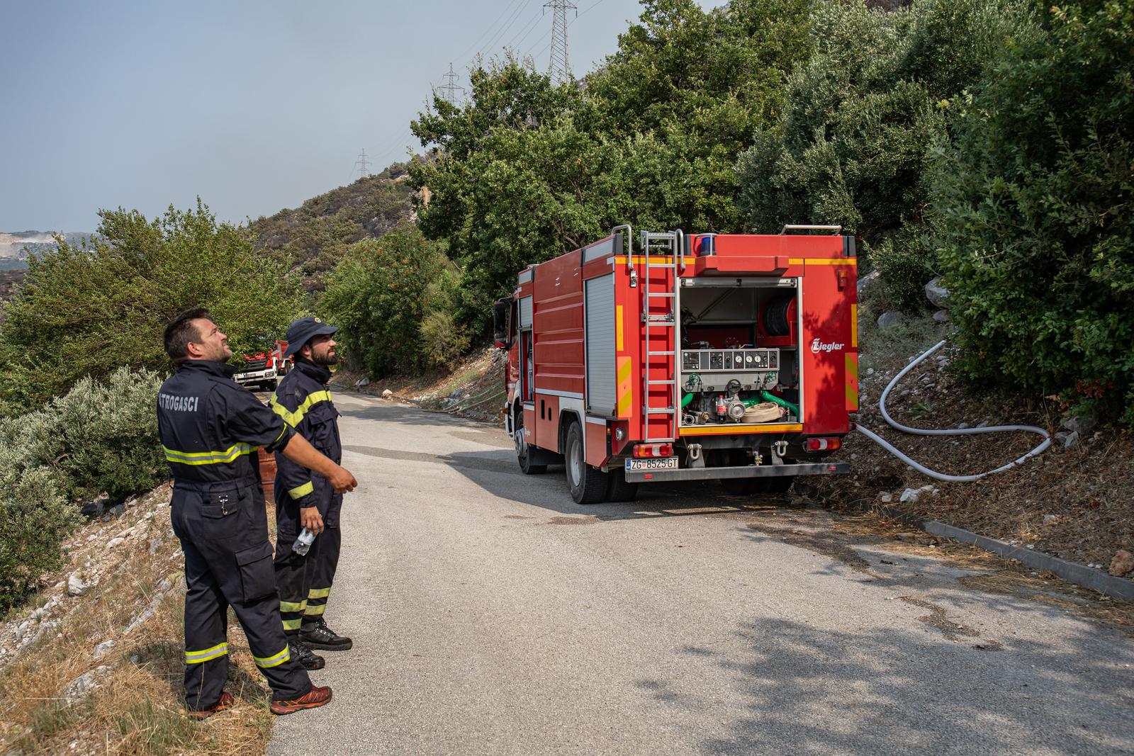 Vatrogasci se bore s požarom koji je buknuo u Župi dubrovačkoj