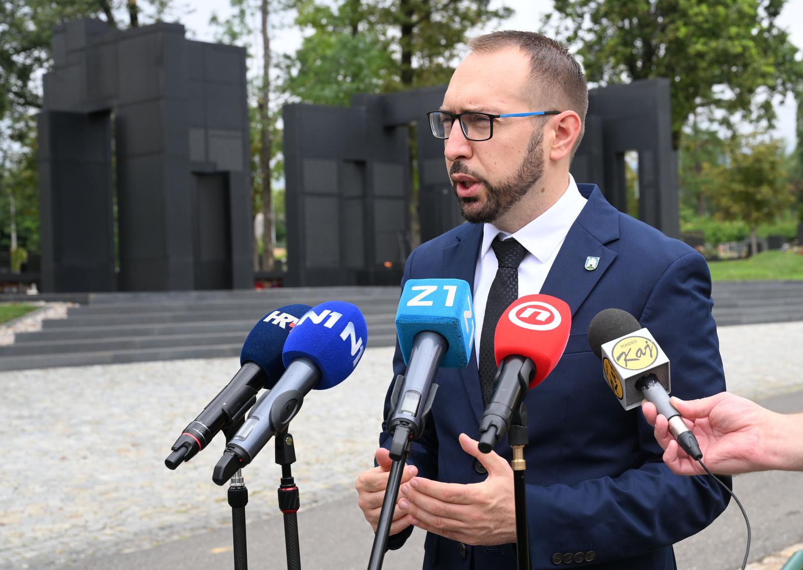 Zagreb: U povodu obilježavanja Dana pobjede i domovinske zahvalnosti i Dana hrvatskih branitelja gradonačelnik Tomašević položio je vijence