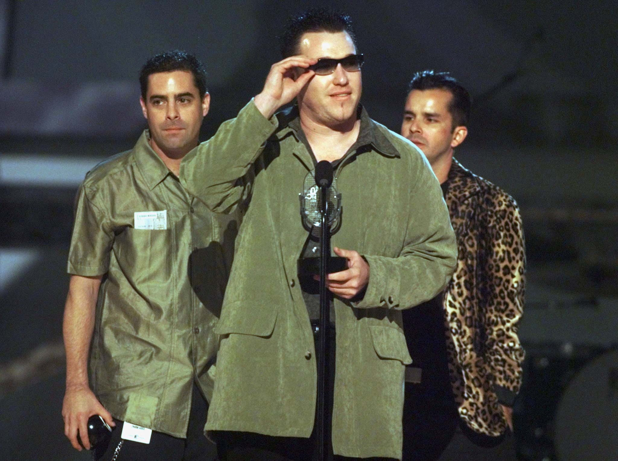 FILE PHOTO: Steve Harwell (C) and other members of the band "Smash Mouth" accept the award for Alternative Artist