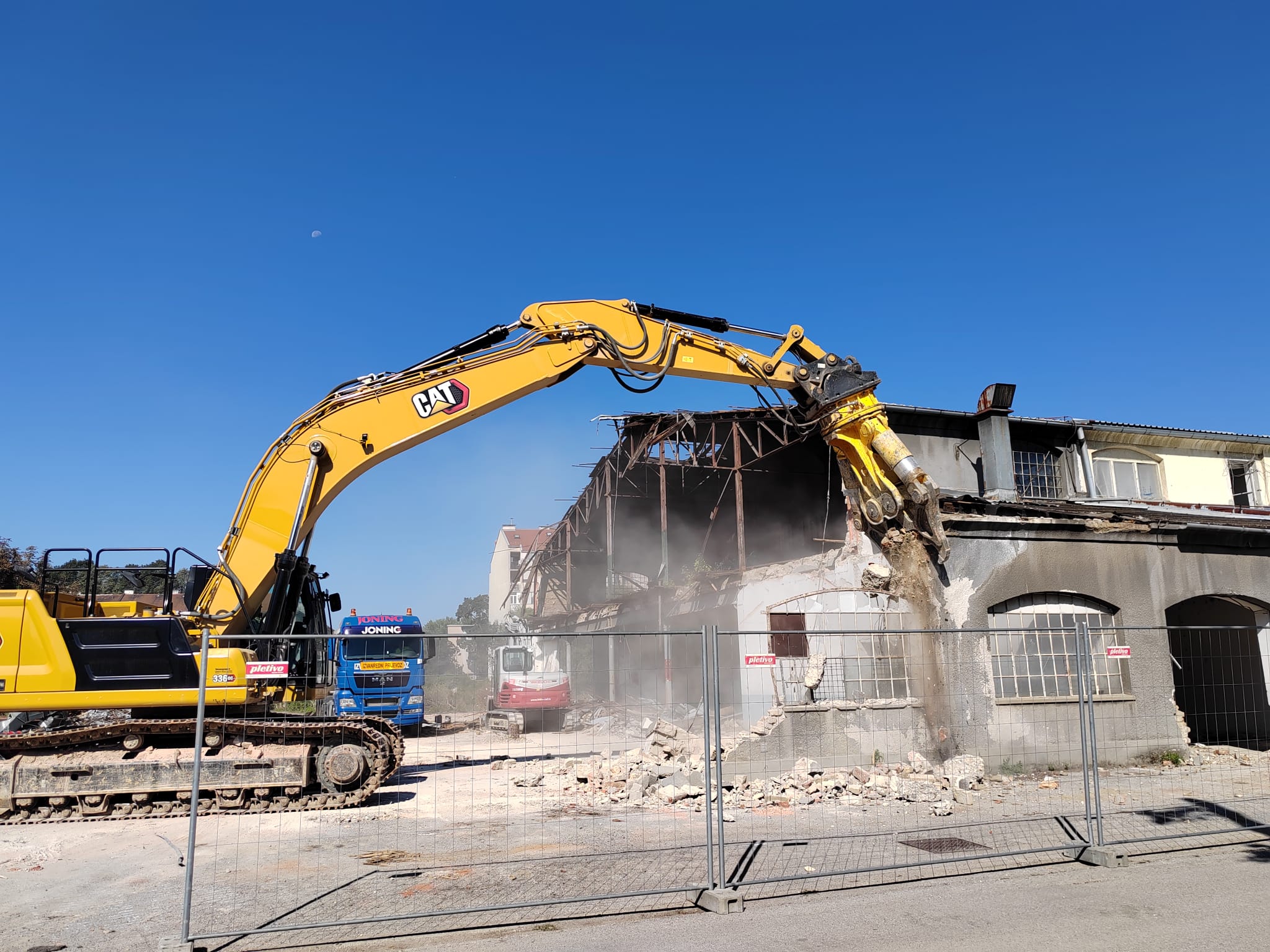 bager, rušenje, građevina, gradilište, trg pravde, selska,