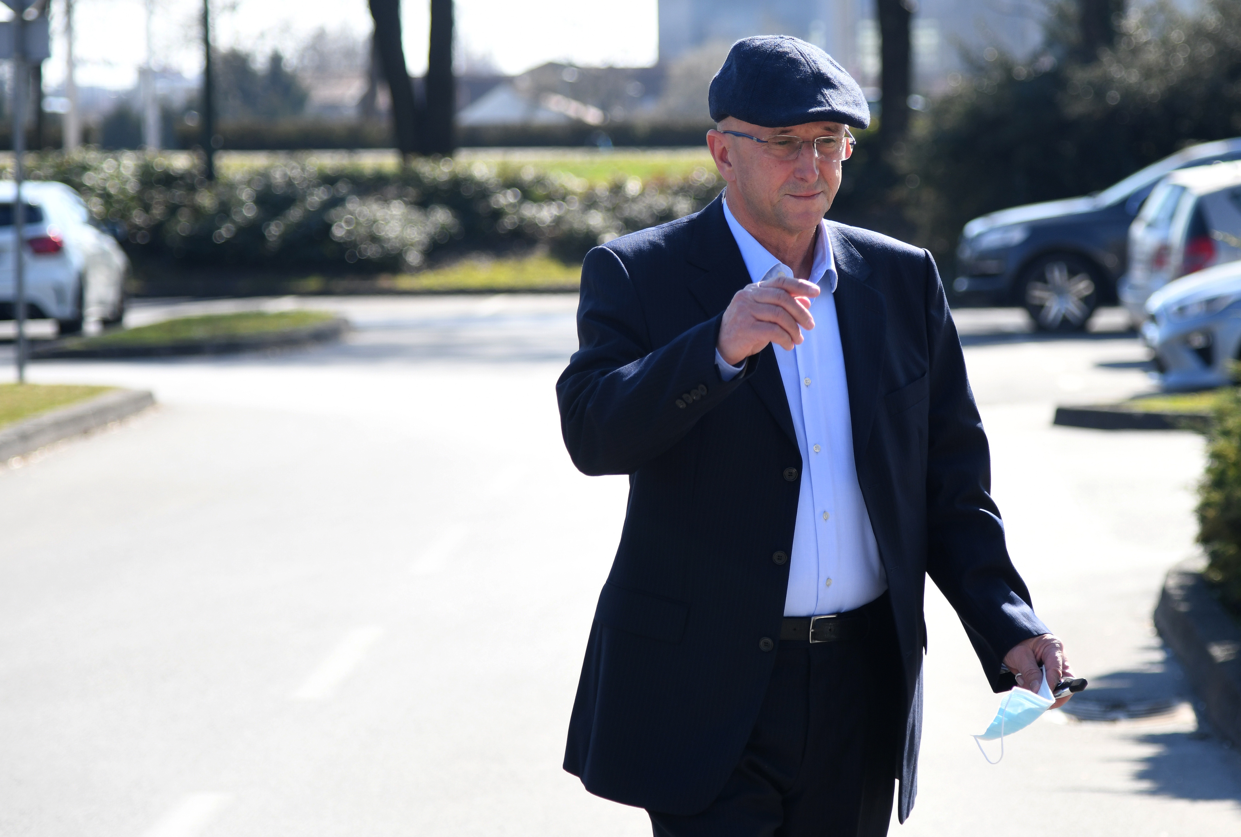 Slobodan Ljubičić i Drago Prgomet dolaze se upisati u knjigu žalosti za Bandića