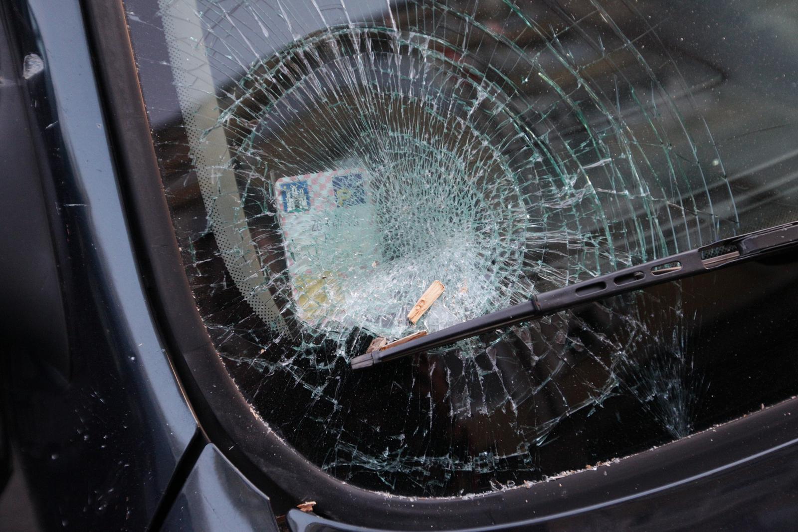 Zagreb: S 4. kata stambene zgrade u Ulici Matka Laginje pao je prozor na parkirane automobile