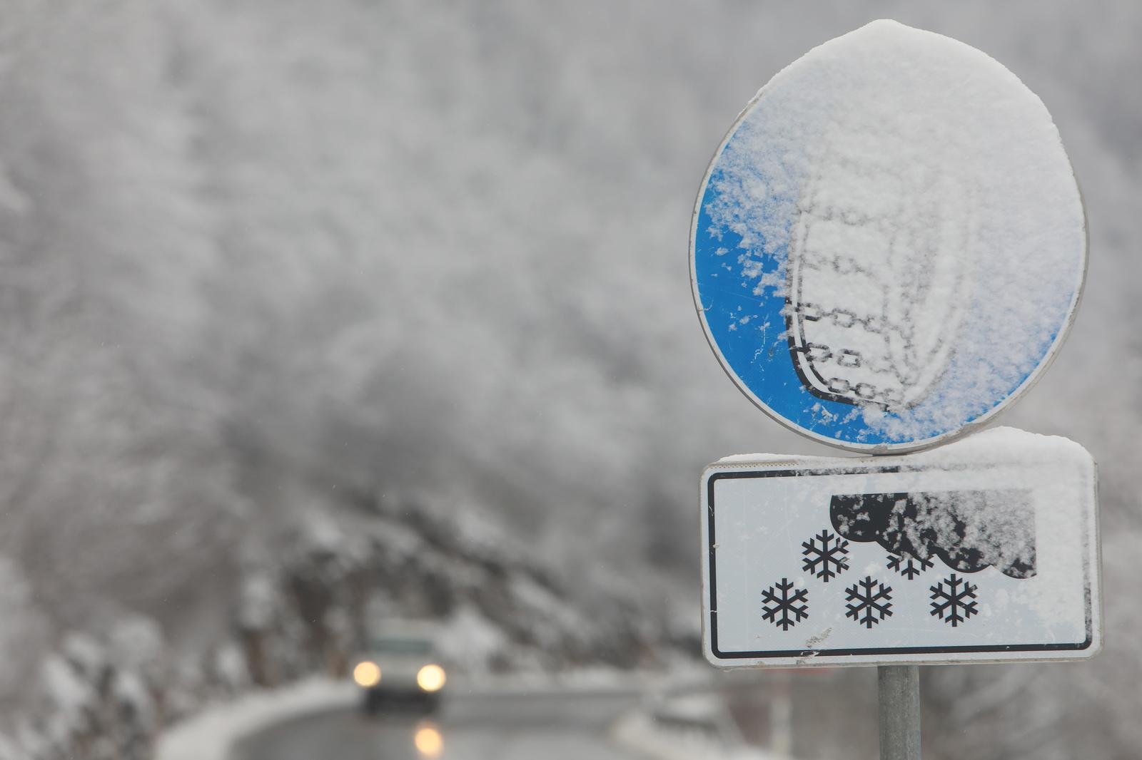 Na području Like pada sitan snijeg