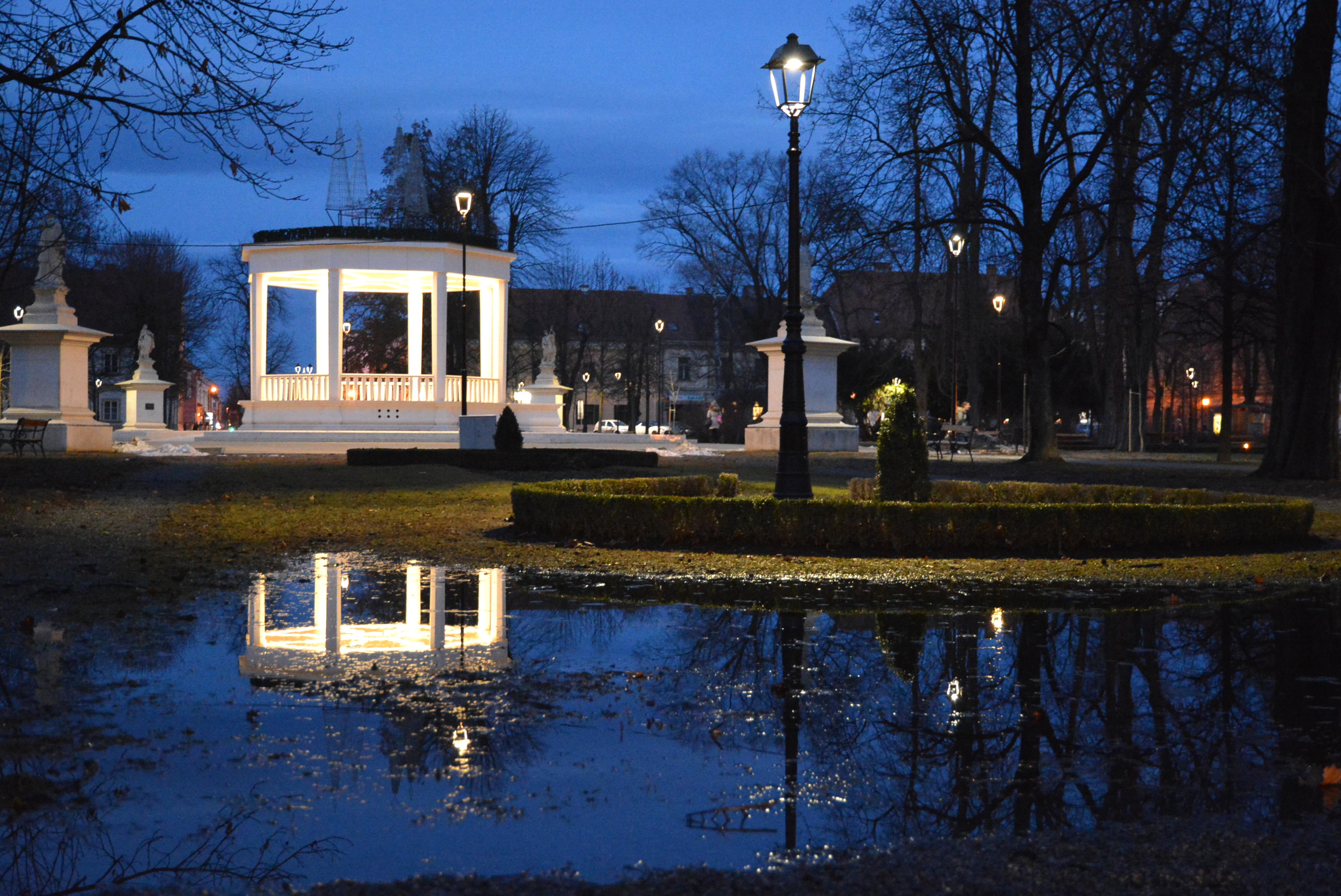 Bjelovar: Otopljeni snijeg stvorio "umjetna jezera" na livadi u centru grada