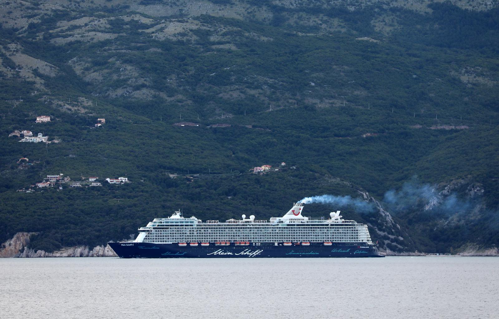 Cres: Kruzer Mein Schiff plovi morem izme?u Cresa i Istre
