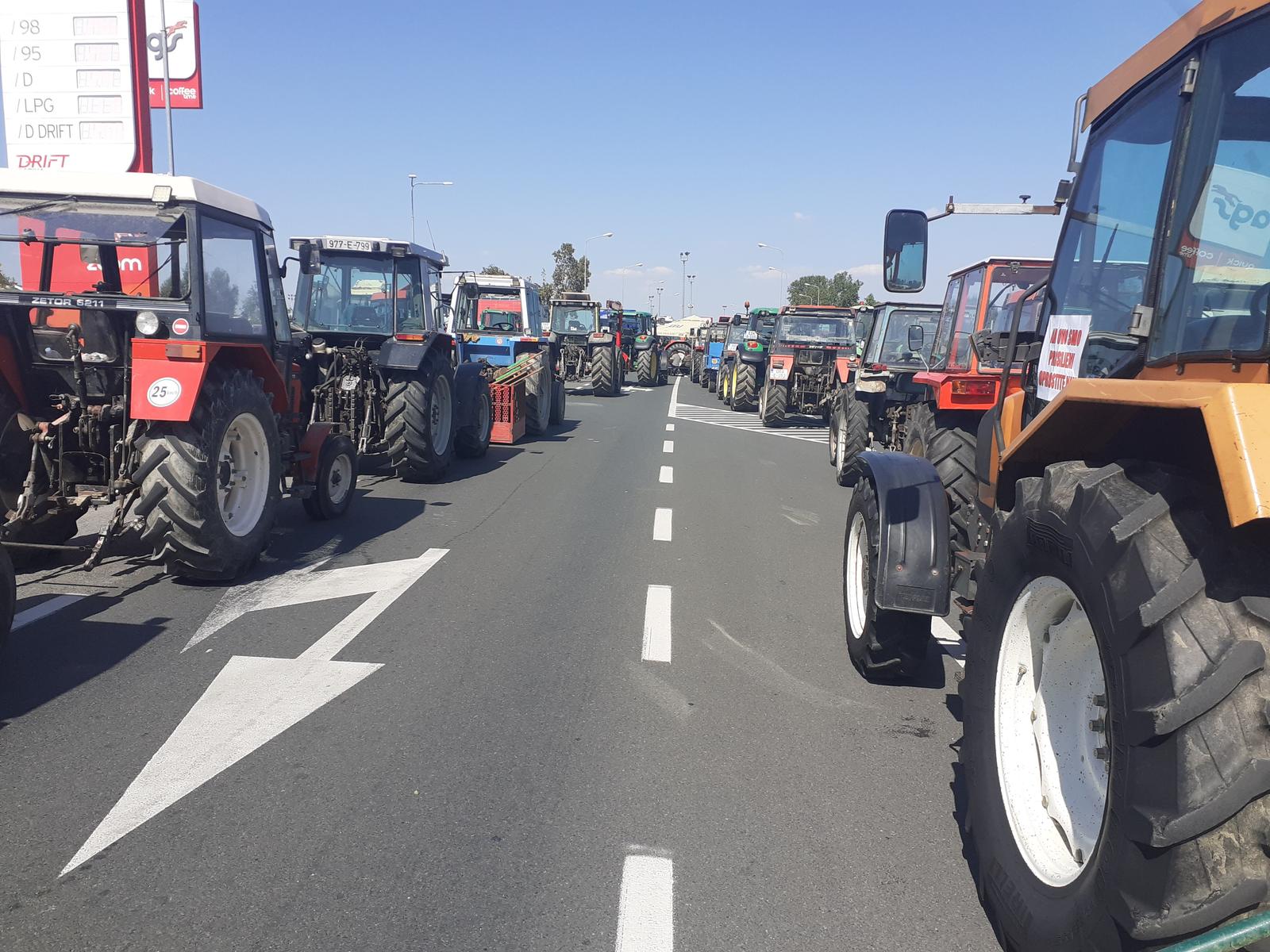 Poljoprivrednici traktorima blokirali granični prijelaz Orašje prema Hrvatskoj