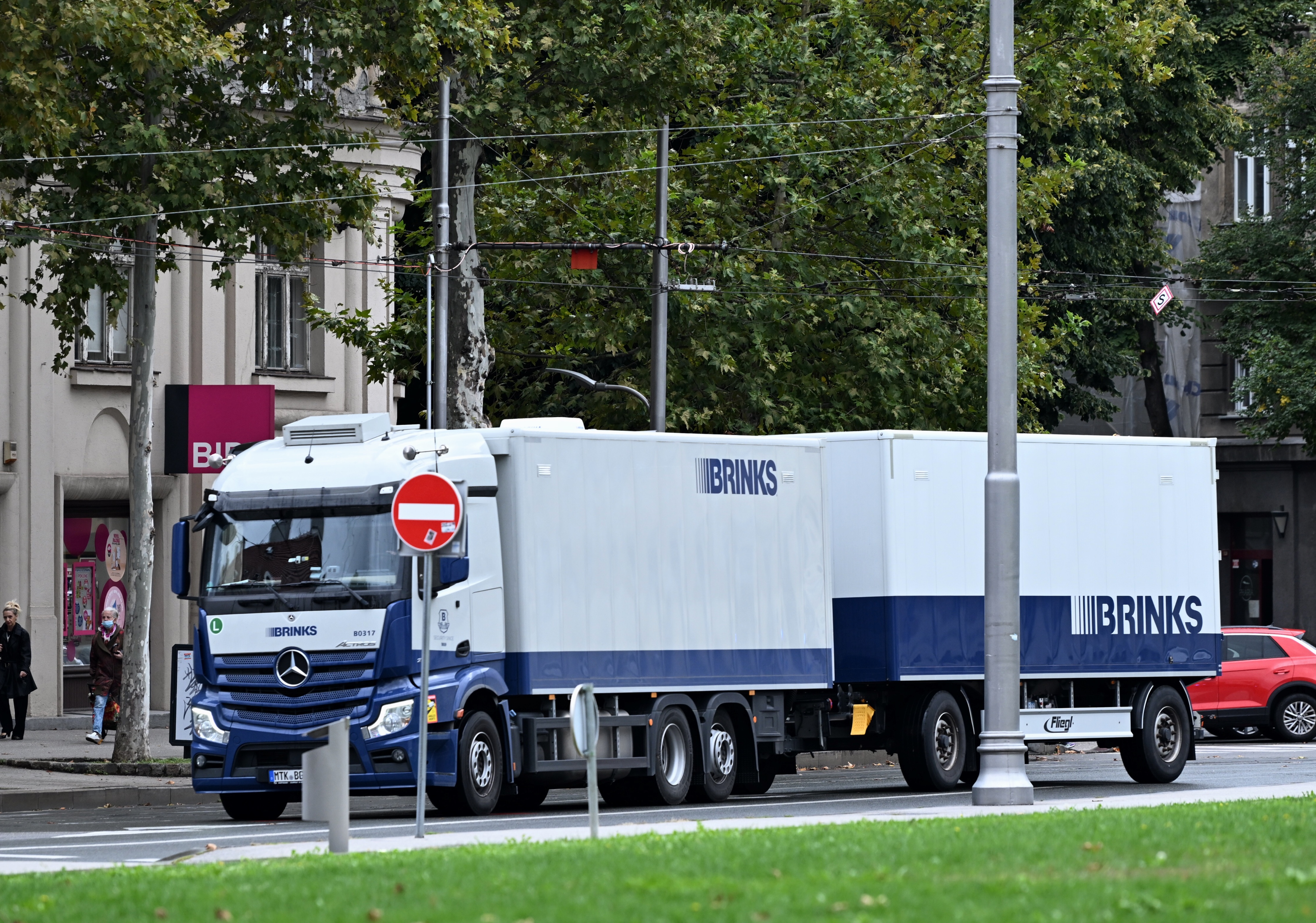 Zagreb: Kamion za prijevoz novca pod policijskom pratnjom prošao centrom grada