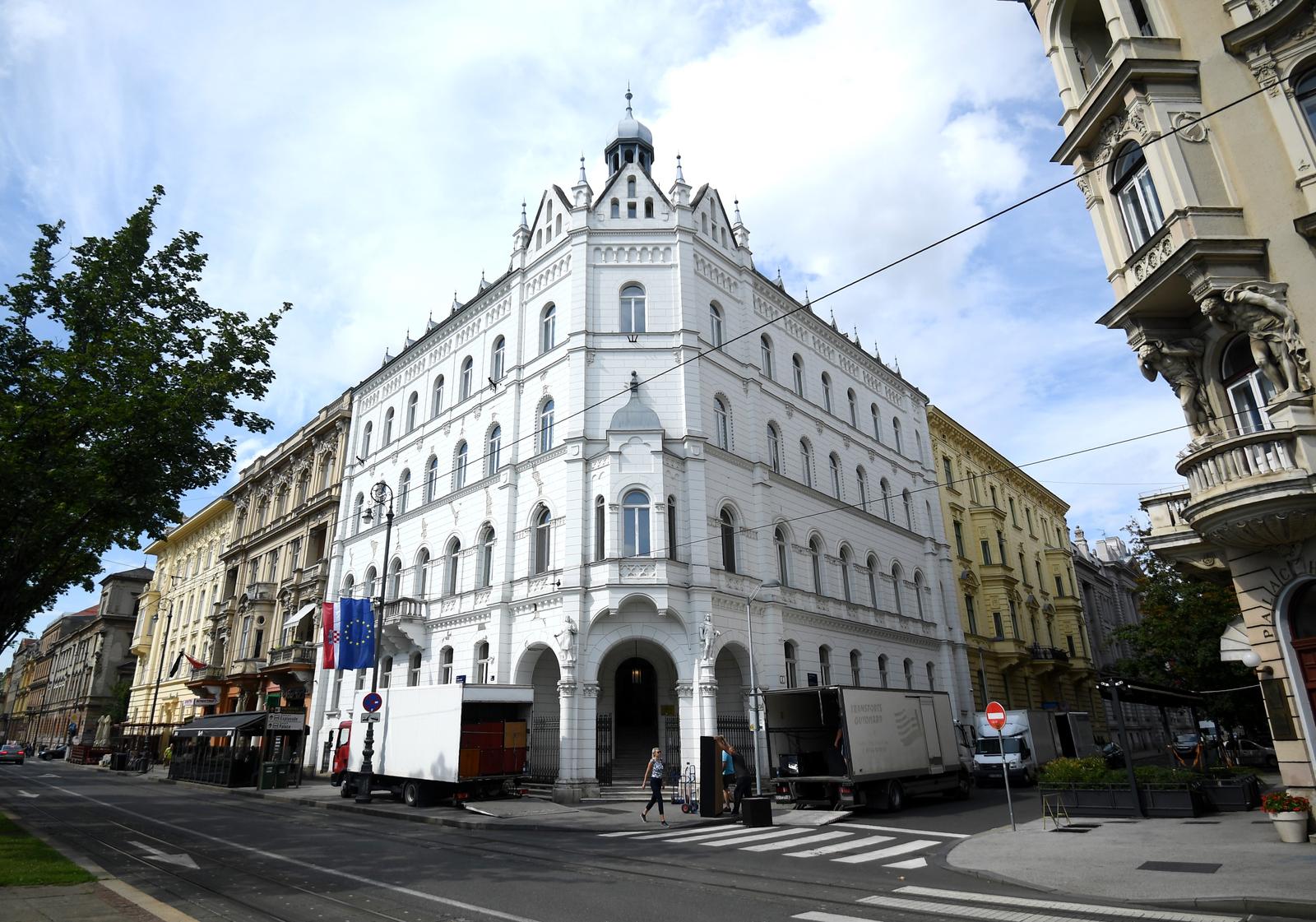 Zagreb: Radnici sele stvari iz zgrade HBOR-a koja je stradala u potresu