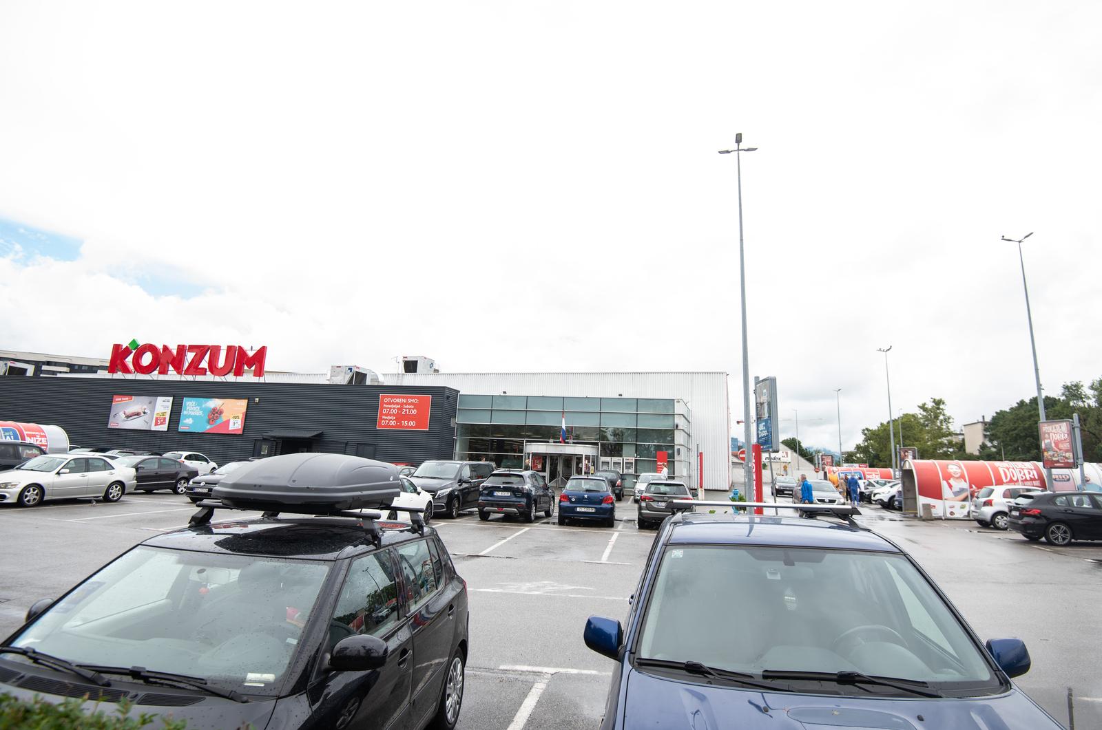 Zagreb: U rijetkim trgovinama koje rade stvaraju se gužve