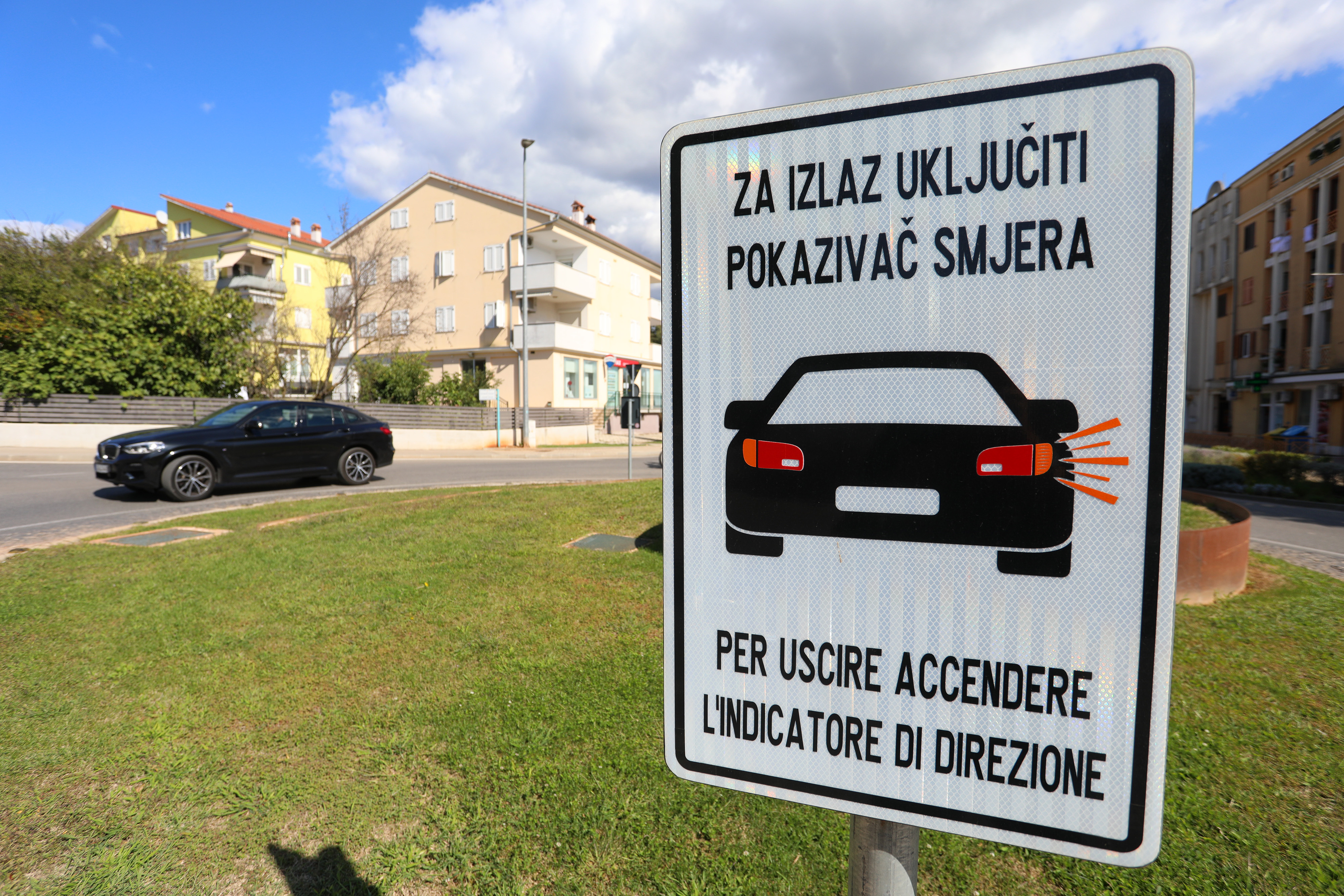 Rovinj: Prometni znak na kružnom toku