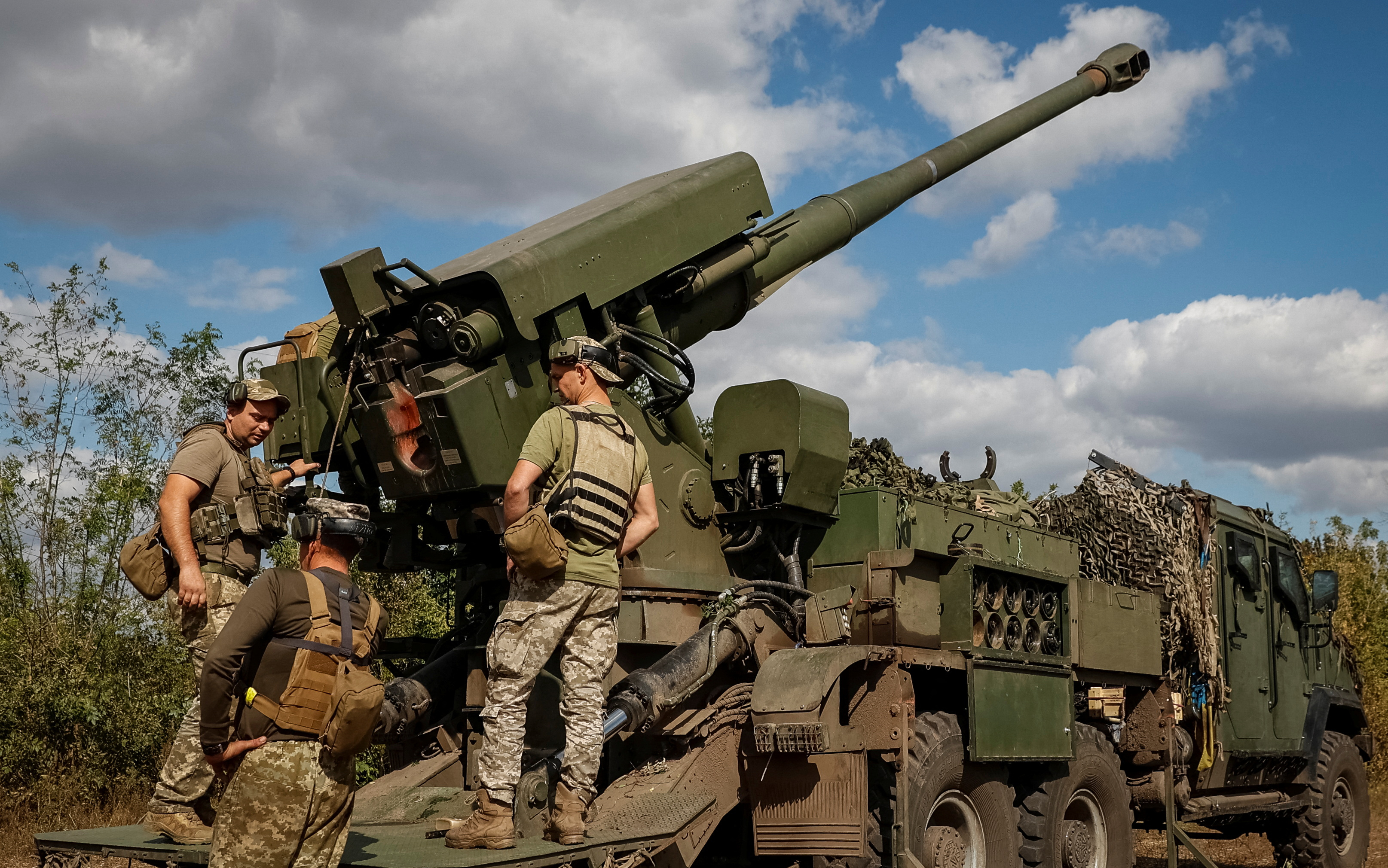 Ukrainian servicemen prepare to fire a self-propelled howitzer towards Russian troops in Donetsk region