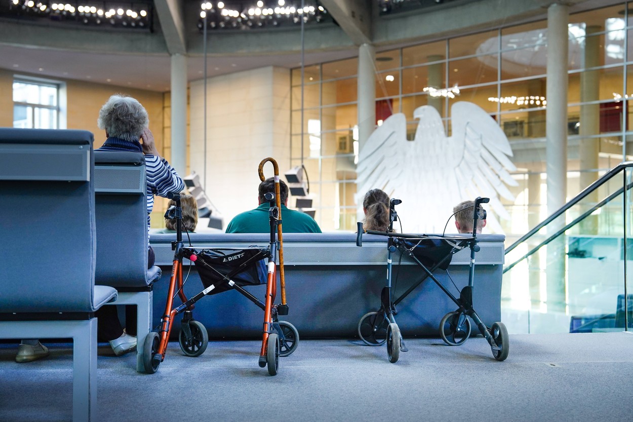 Symbolbild Rentner mit Rollator im Bundestag Senioren mit Rollator im Bundestag, Symbolfoto fuer Unterstuetzung, Entlast