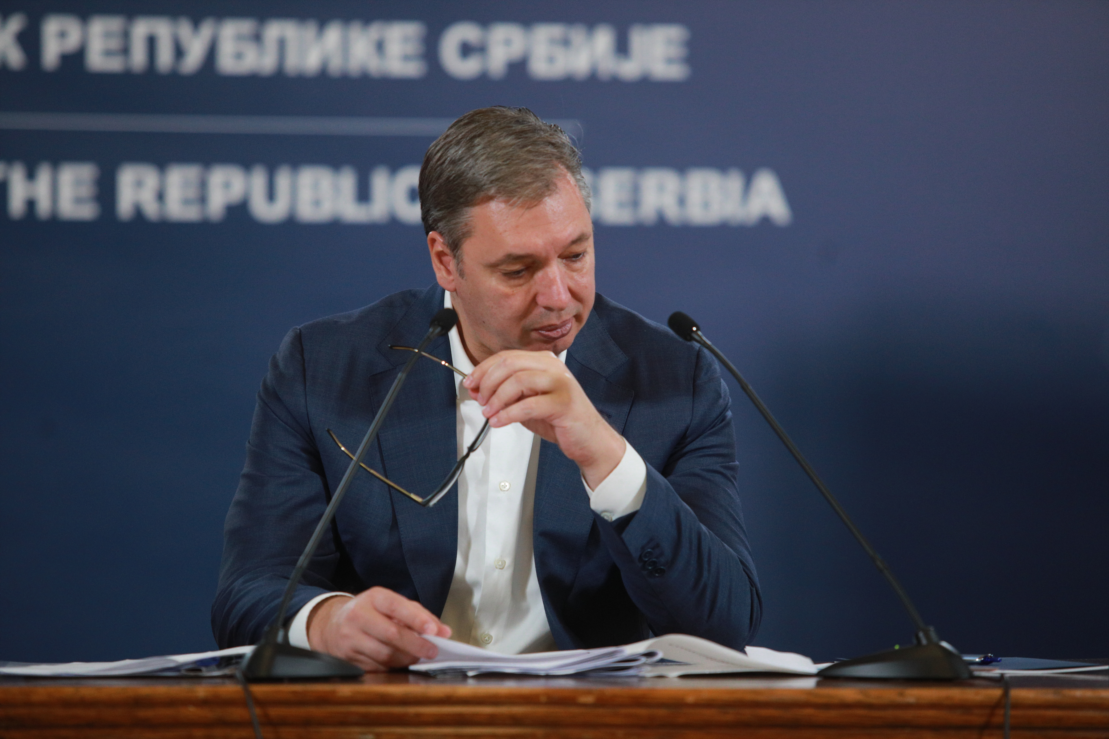 Beograd: Vučić na obraćanju javnosti vadio stvari iz košare i diktirao nove cijene