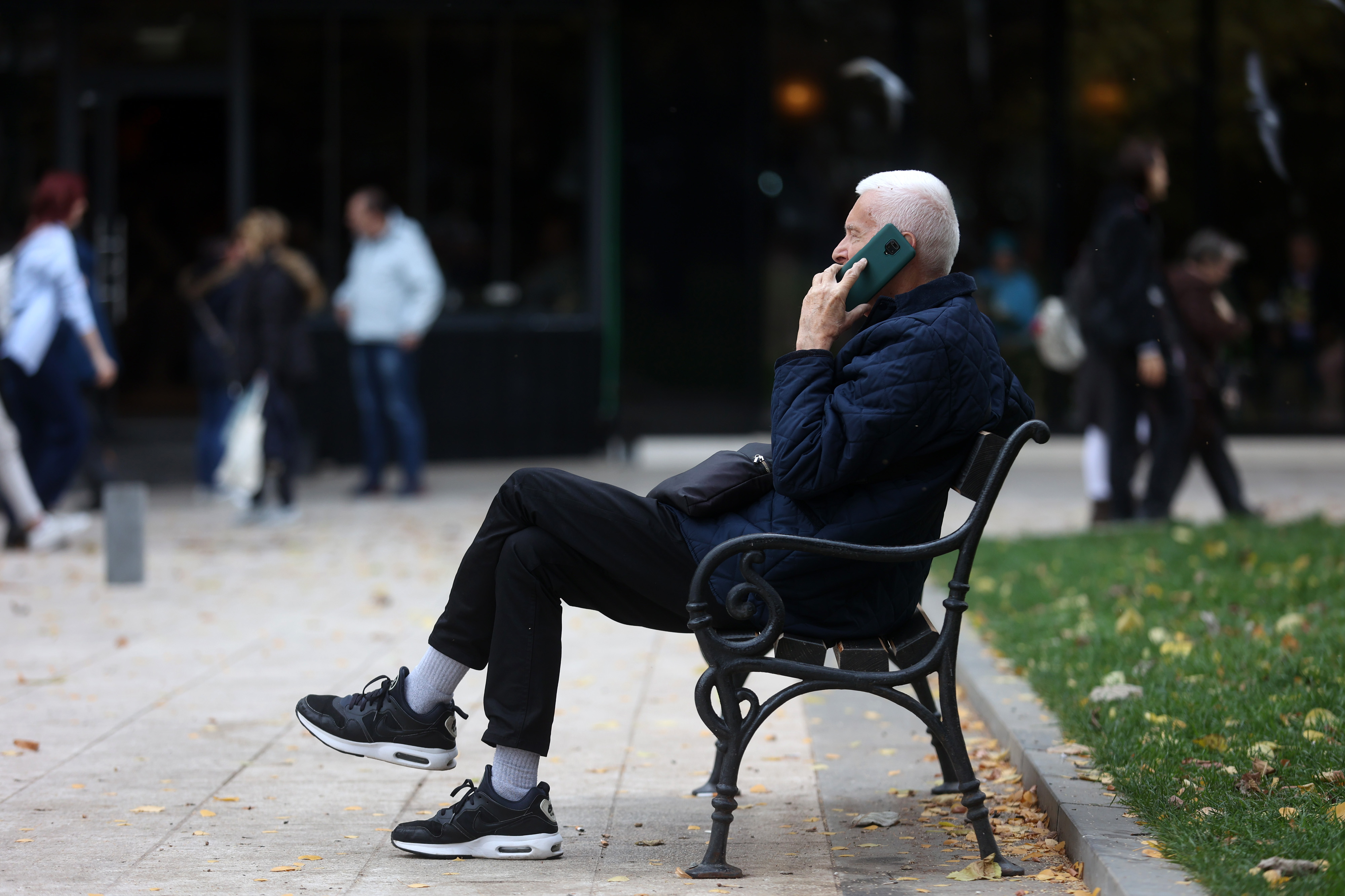 Srajevo: Građani odmaraju uz mobitel