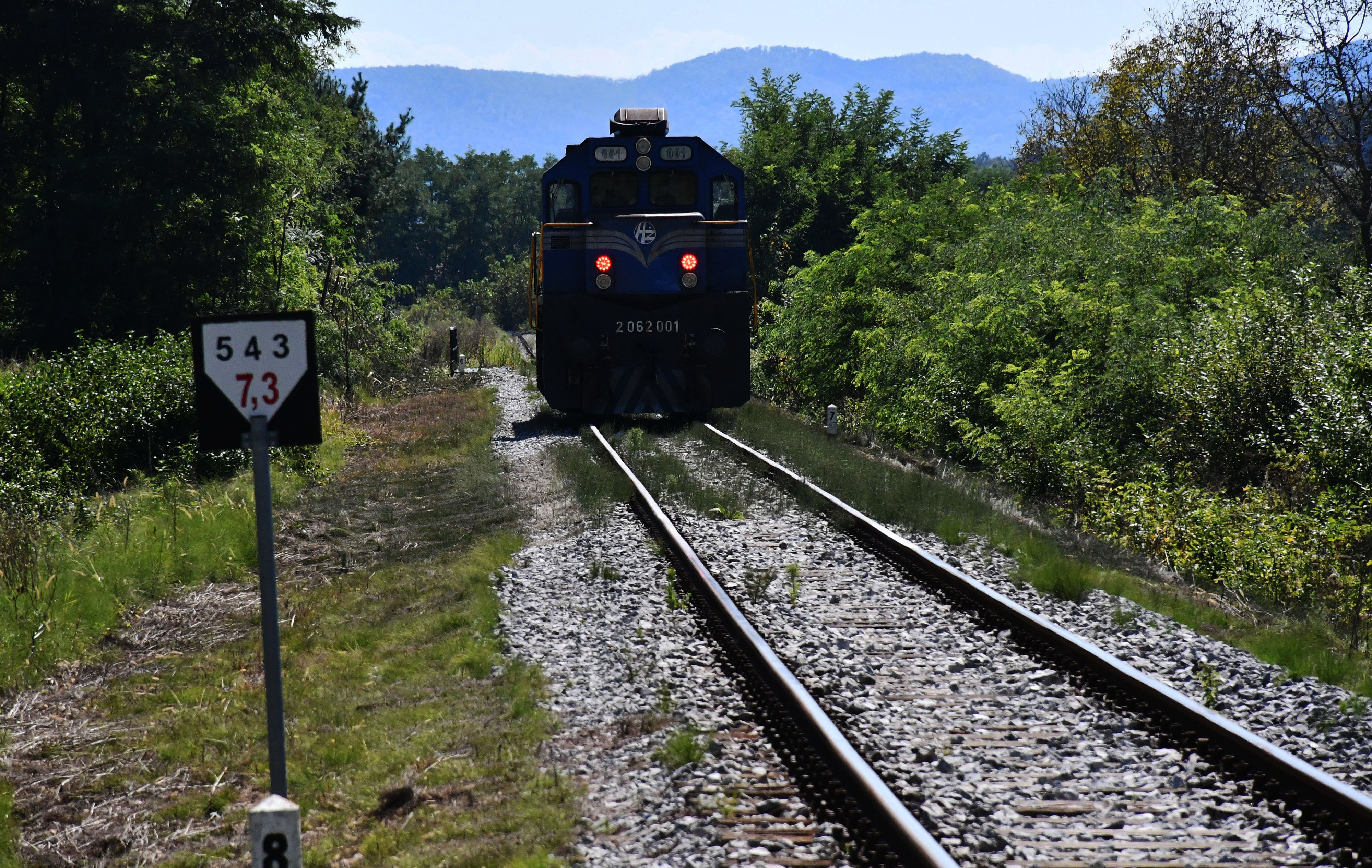 Na pružnom prijelazu u Trenkovu u naletu vlaka na automobil ozlijeđeno više osoba