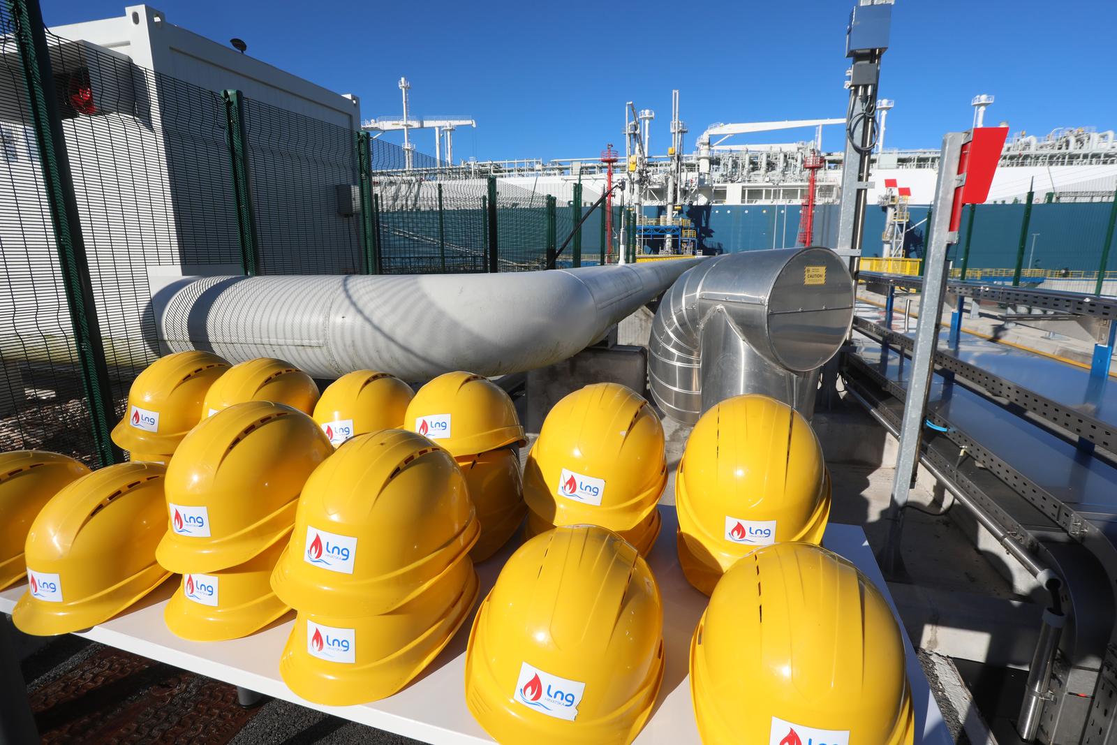 Plenković u društvu Nehmmera i Soedera obišao LNG terminal na Krku