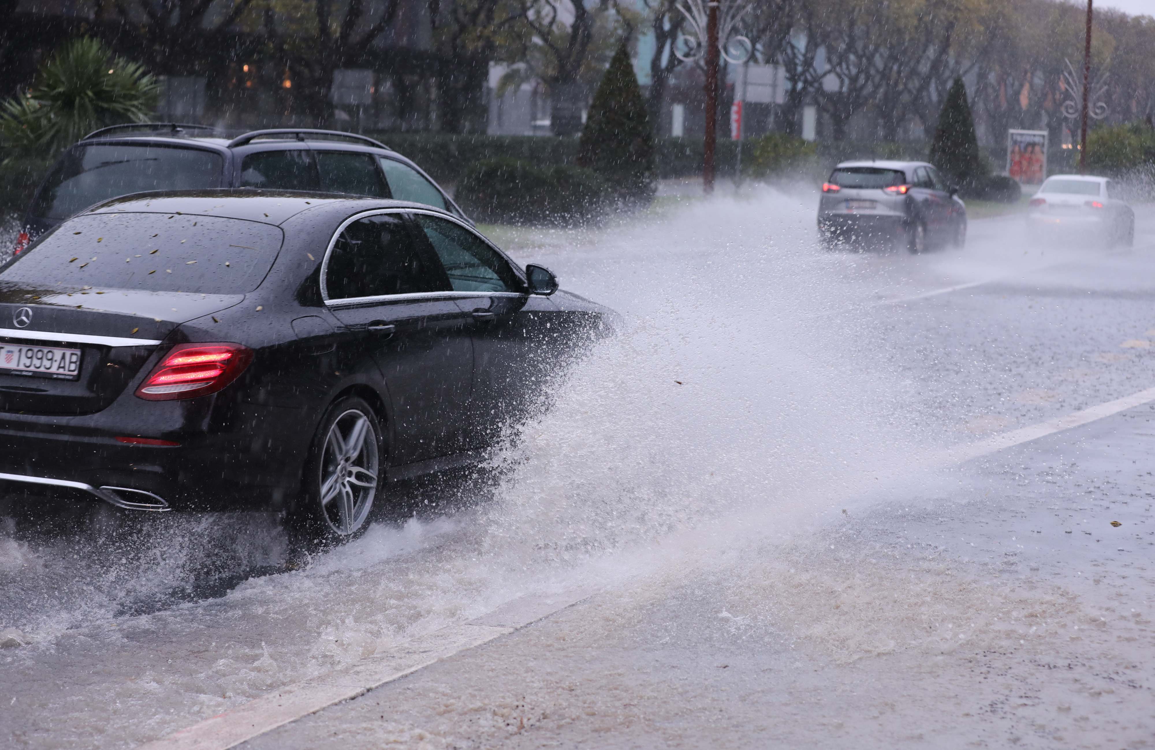 Zbog obilne kiše u Splitu su poplavljene prometnice i nogostupi