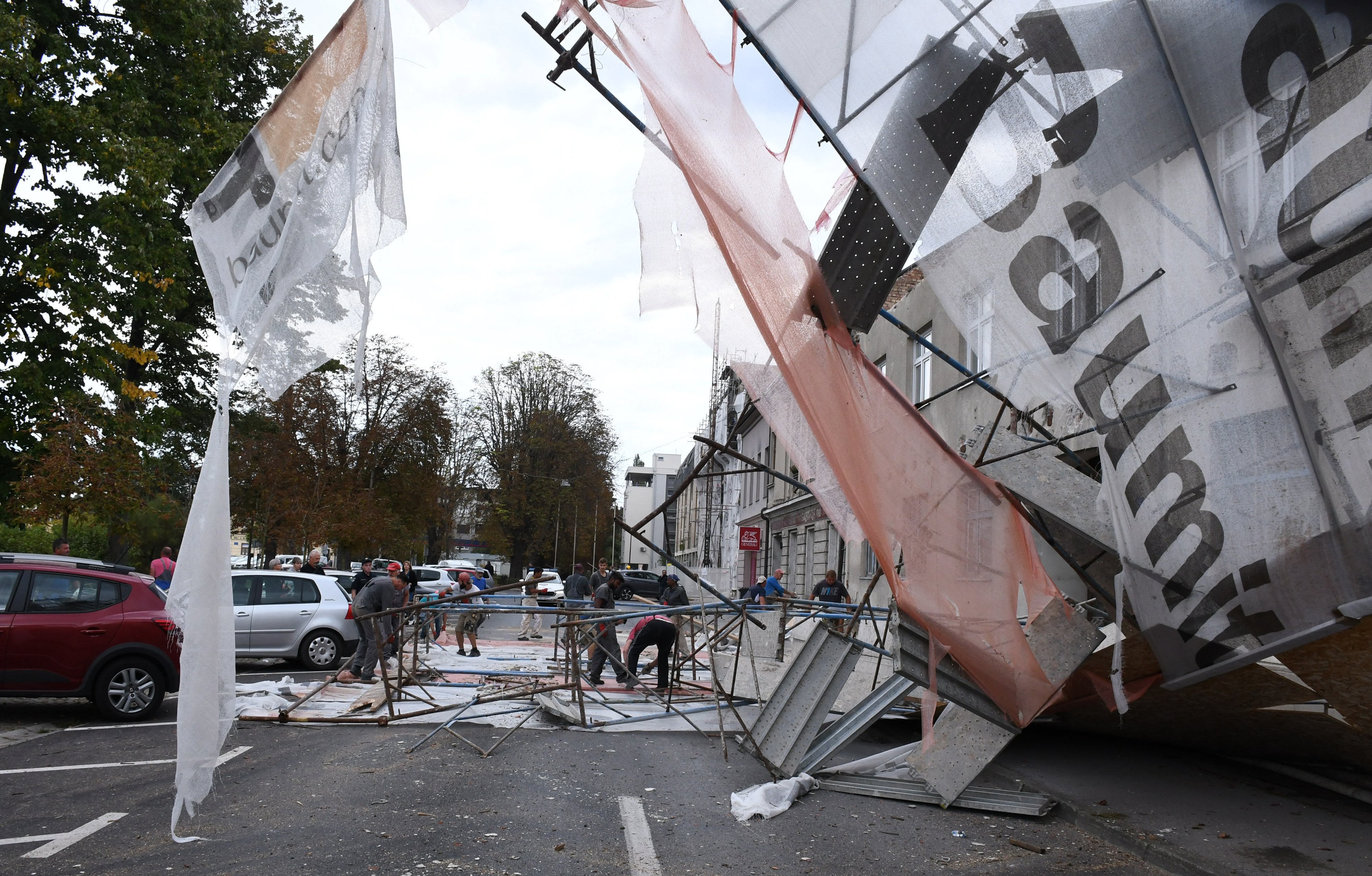 Sisak: Urušio se dio skele u Rimskoj ulici