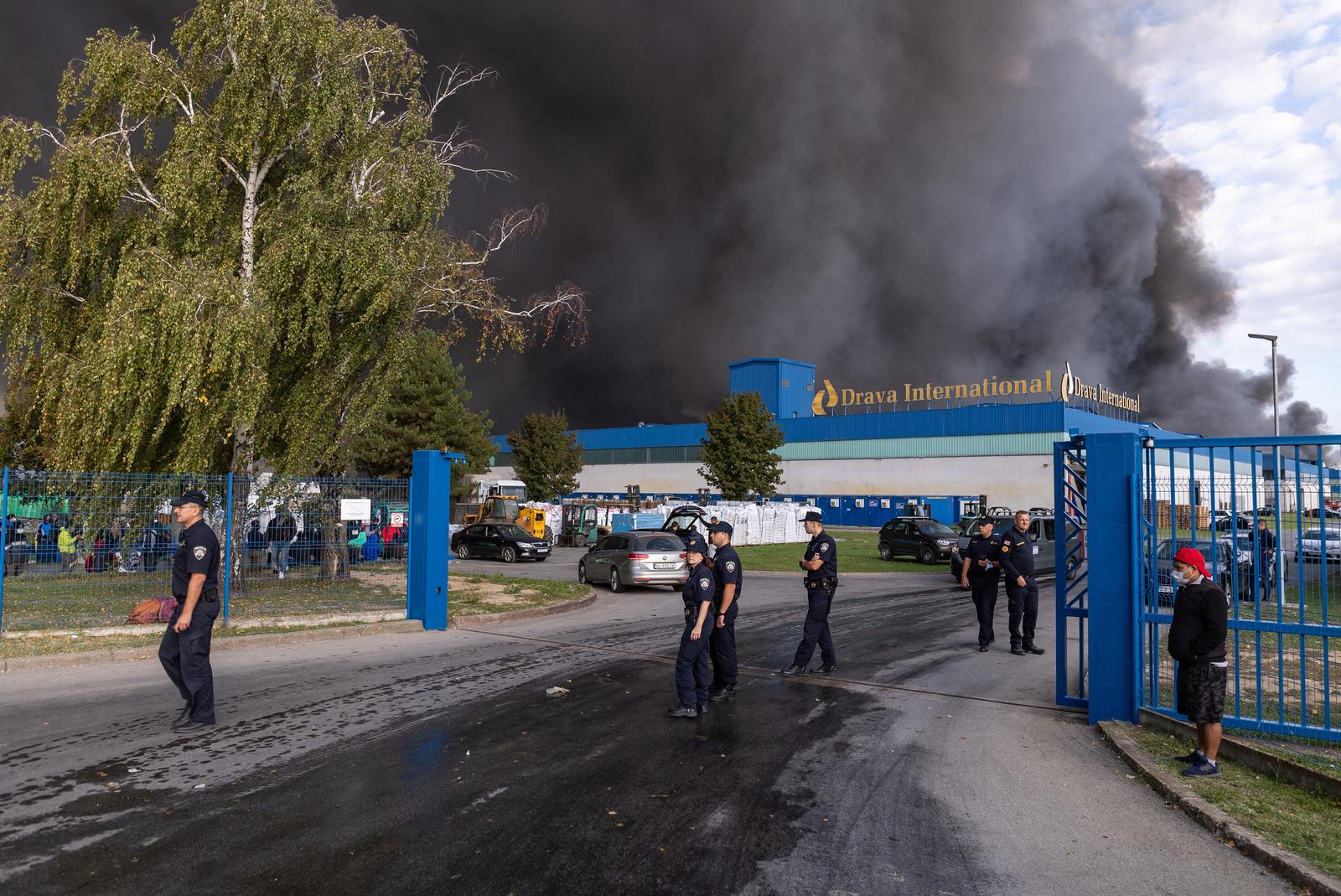 Osijek: Usporeno je širenje velikog požara u osječkoj tvrtki za preradu plastike "Drava International"