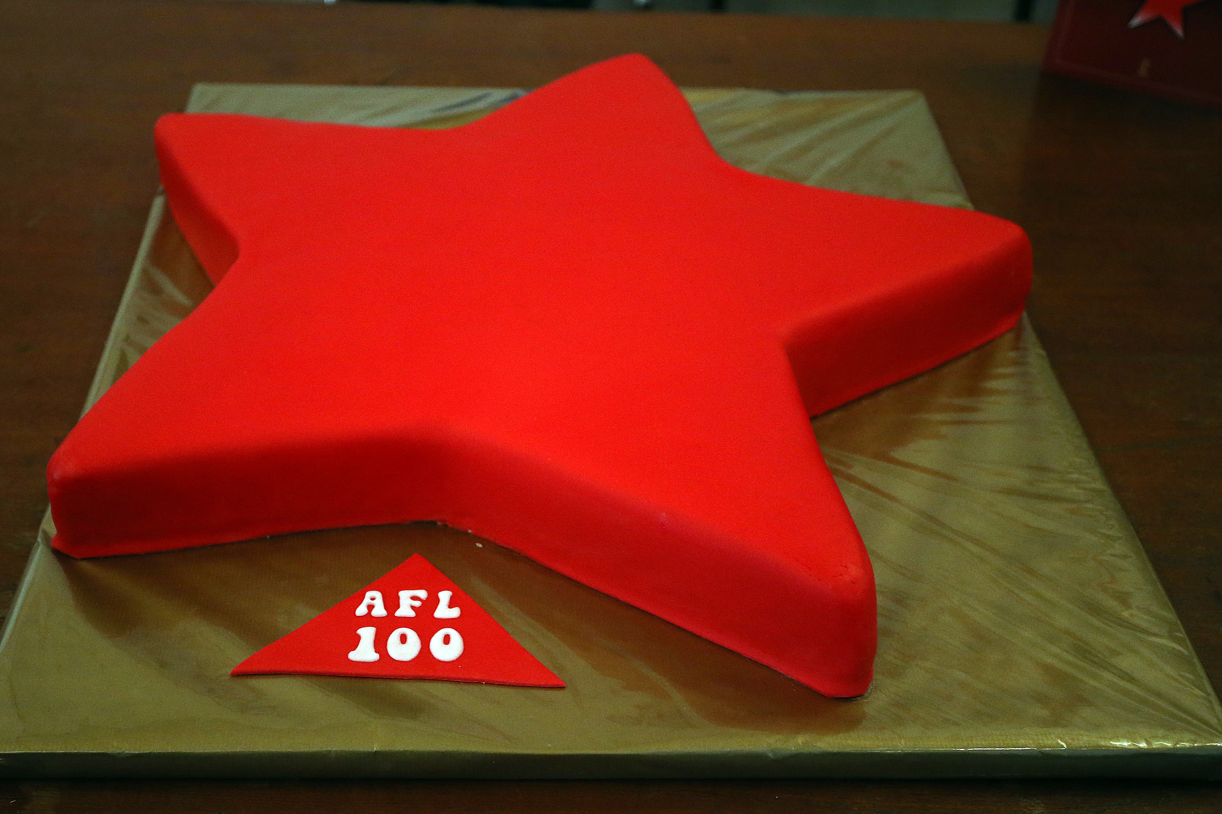 Zagreb: Antifaisti odrali konferenciju za medije zbog torte u obliku petokrake