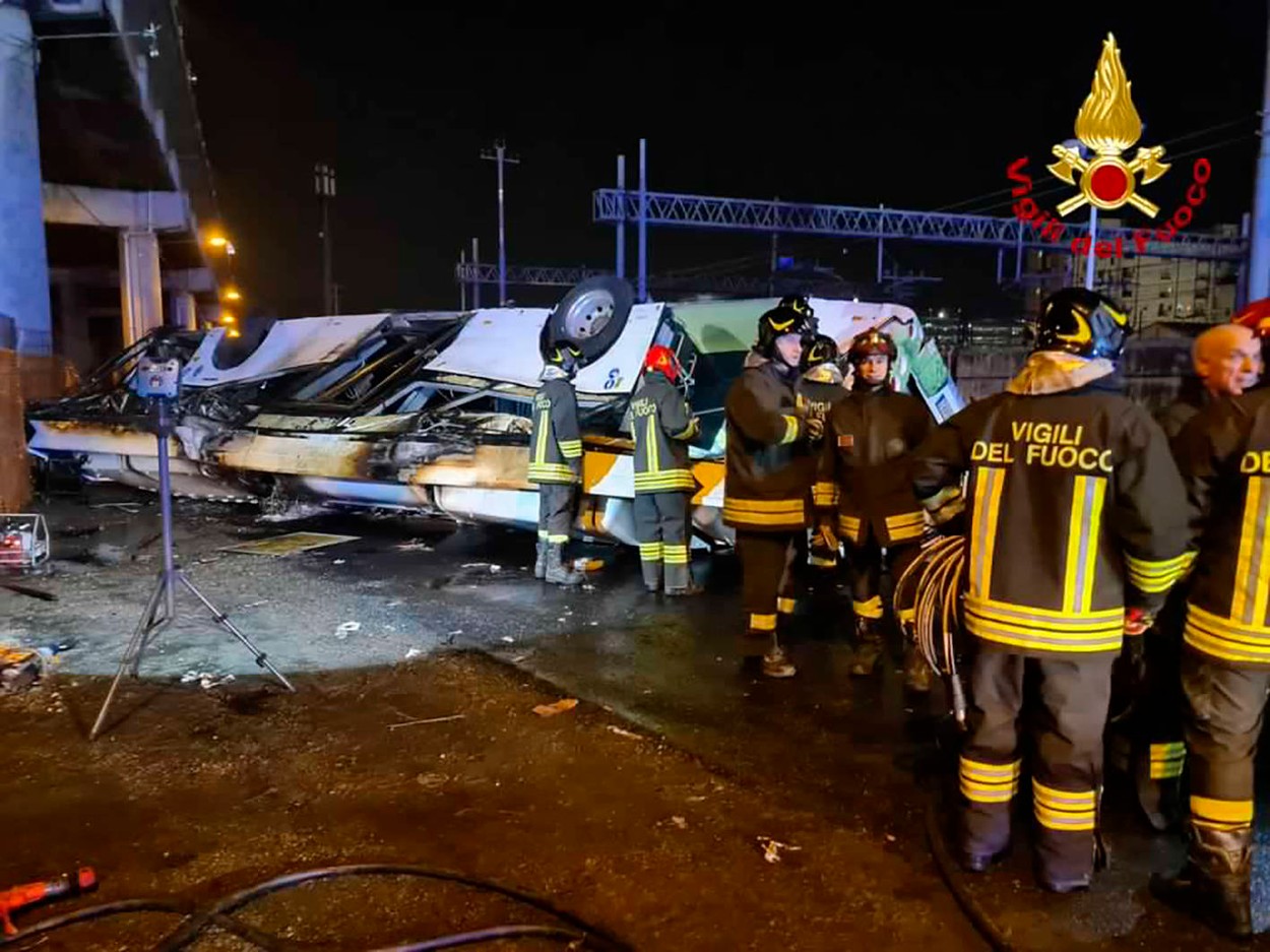 foto IPP/VVFF Mestre (venezia) 03/10/2023 pullman autobus di turisti precipita da una sopraelevata, molti morti e feriti