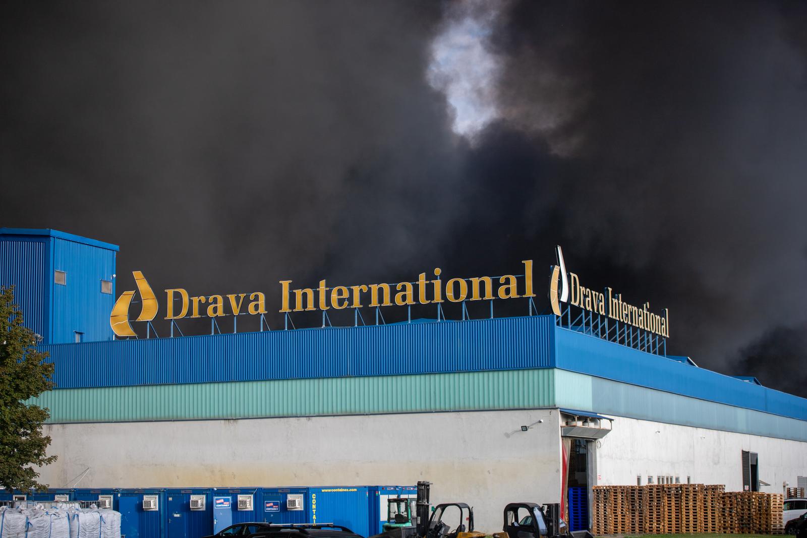 Osijek: Usporeno je širenje velikog požara u osječkoj tvrtki za preradu plastike "Drava International"
