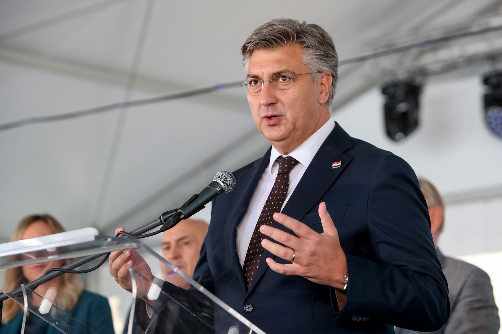 Plenković posjetio Gospić i sudjelovao na svečanosti uručivanja ugovora iz Programa gospodarske i društvene revitalizacije Like