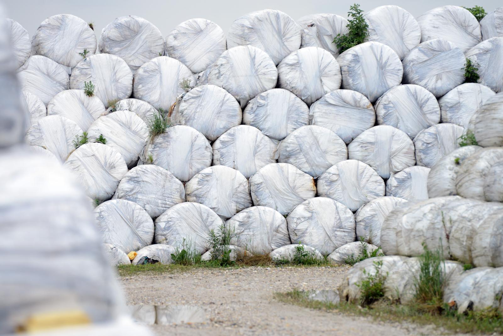 Nagomilani balirani mijeani otpad u Brezju