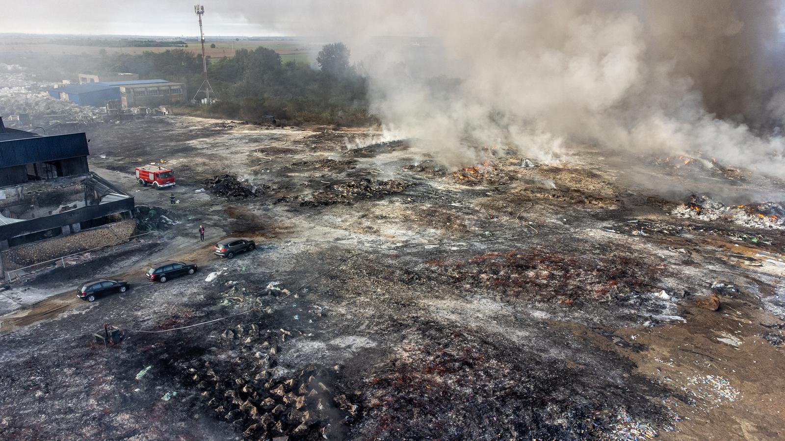Pogled iz zraka na požarište u osječkoj tvrtki za preradu plastike "Drava International"