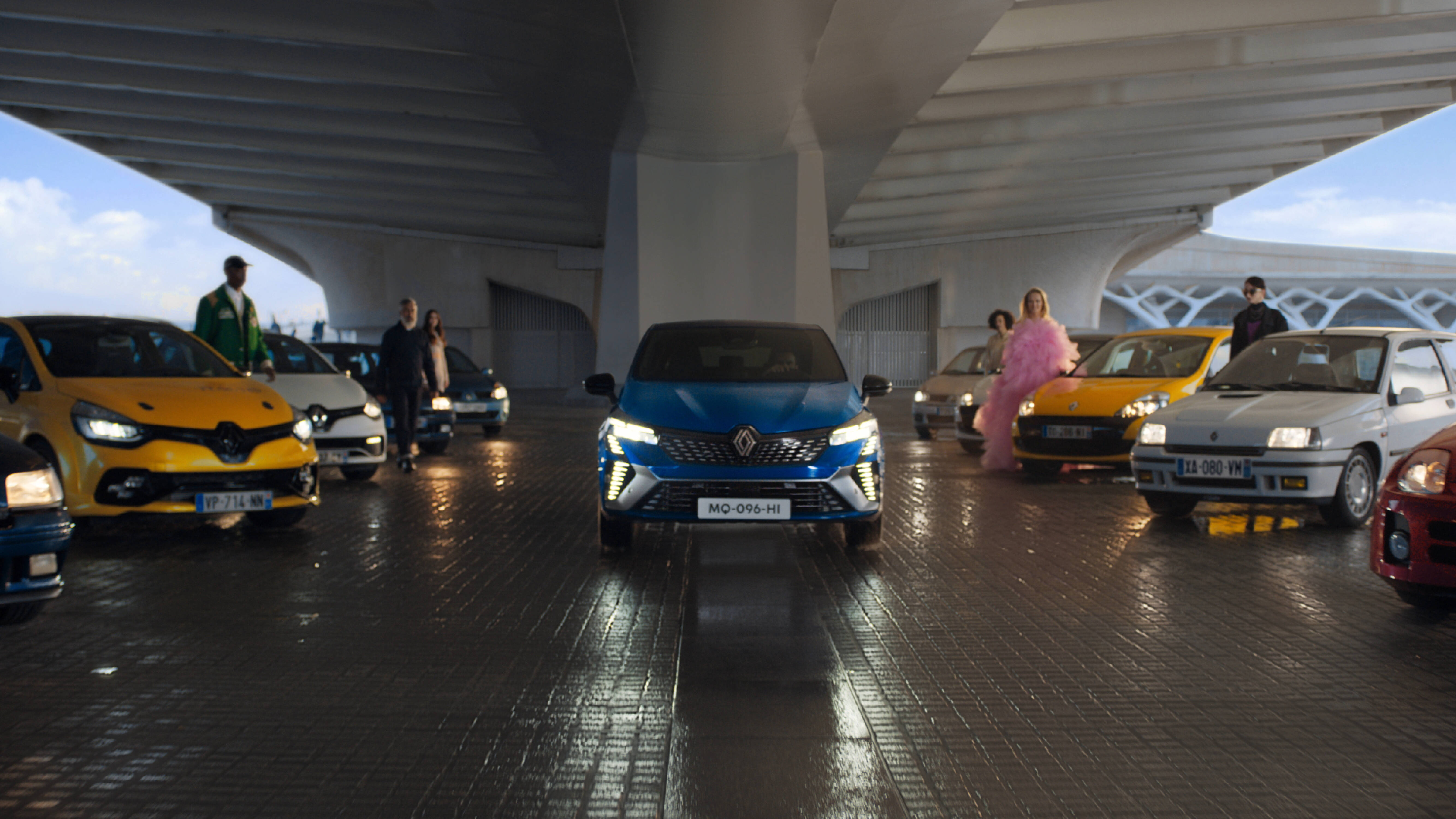 The_All-new_Renault_Clio_E-Tech_full_hybrid_shows_off_its_modernity_alongside_iconic_previous_models