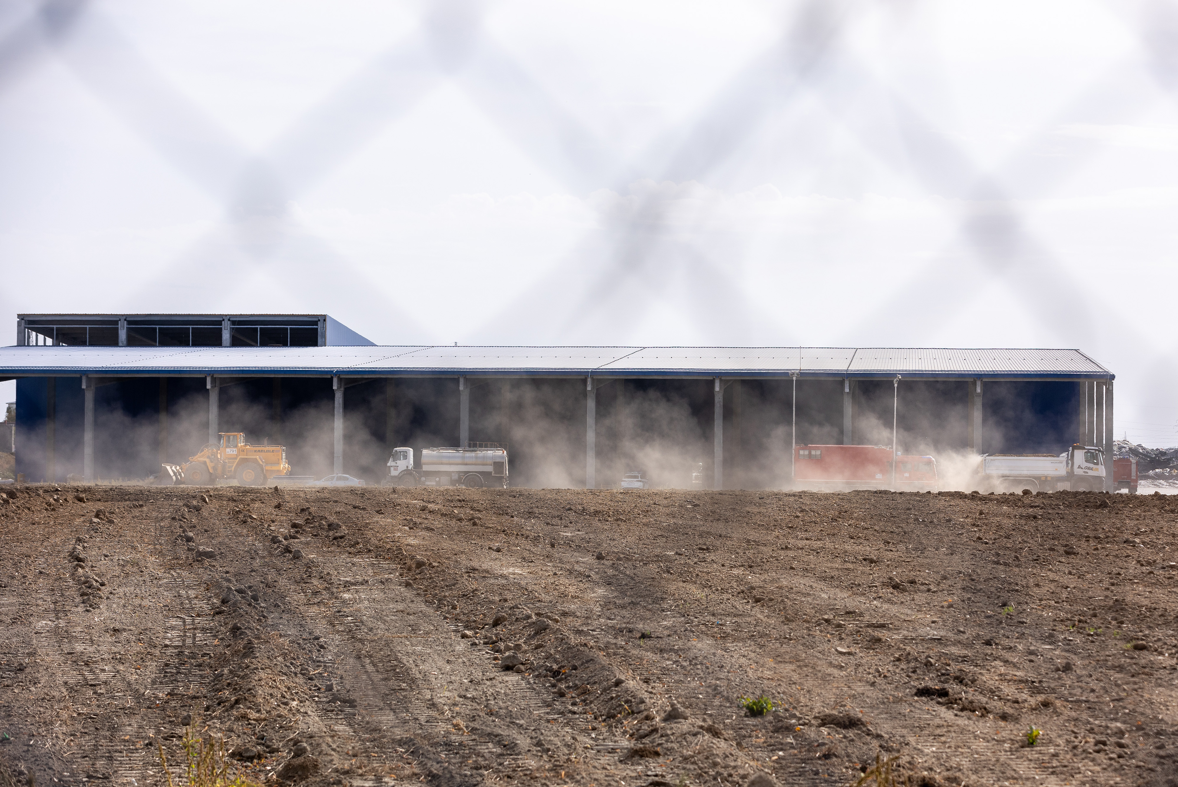 Osijek: Na požarištu tvrtke "Drava International" radni strojevi zatrpavaju  izgorenu plastiku