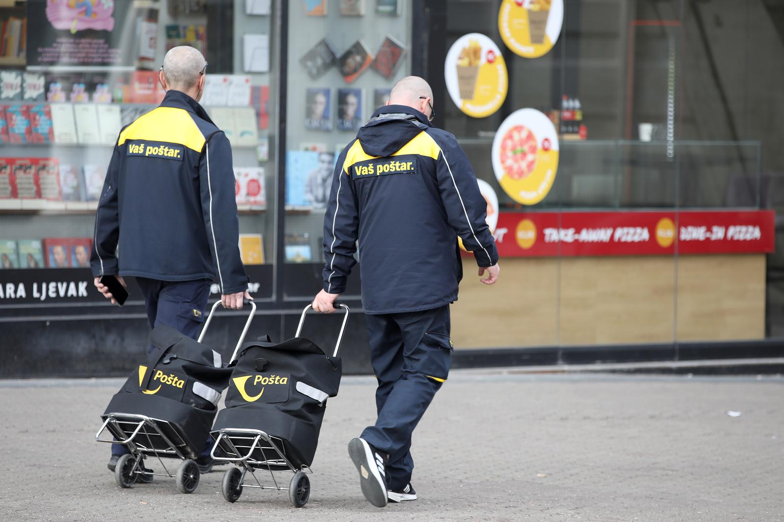 Zagreb: Poštari na dostavi