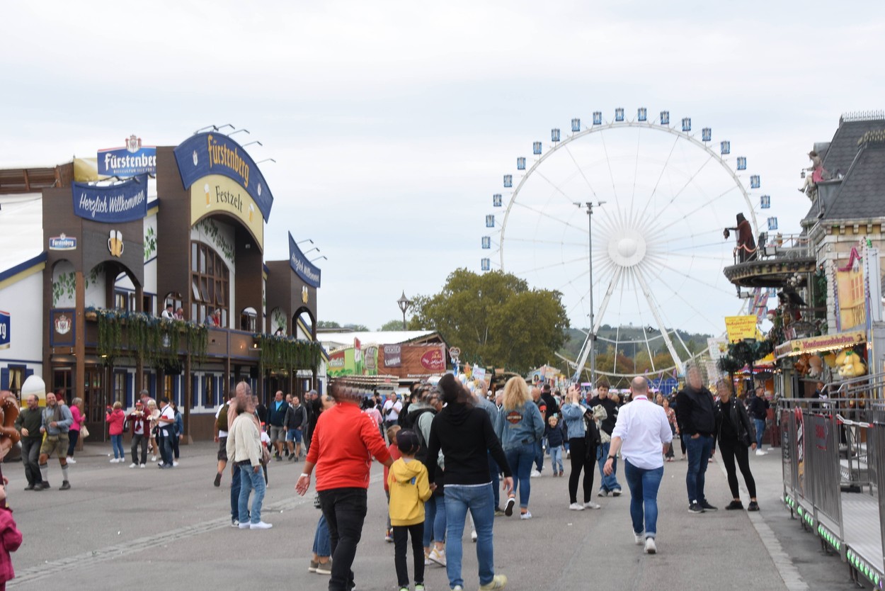 Fuerstenberg Festzelt -Riesenrad Schaustellerfahrgeschaeft Stuttgart-Cannstatt 07.10.2023 Cannstatter Wasen-Volksfest St