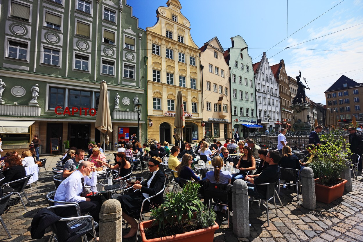 Street restaurants on Maximilianstrasse, Augsburg, Swabia, Bavaria, Germany