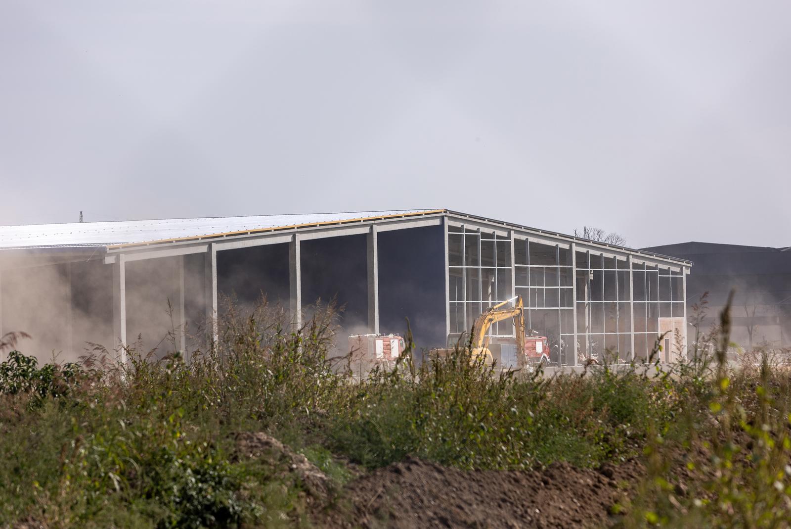 Osijek: Na požarištu tvrtke "Drava International" radni strojevi zatrpavaju  izgorenu plastiku