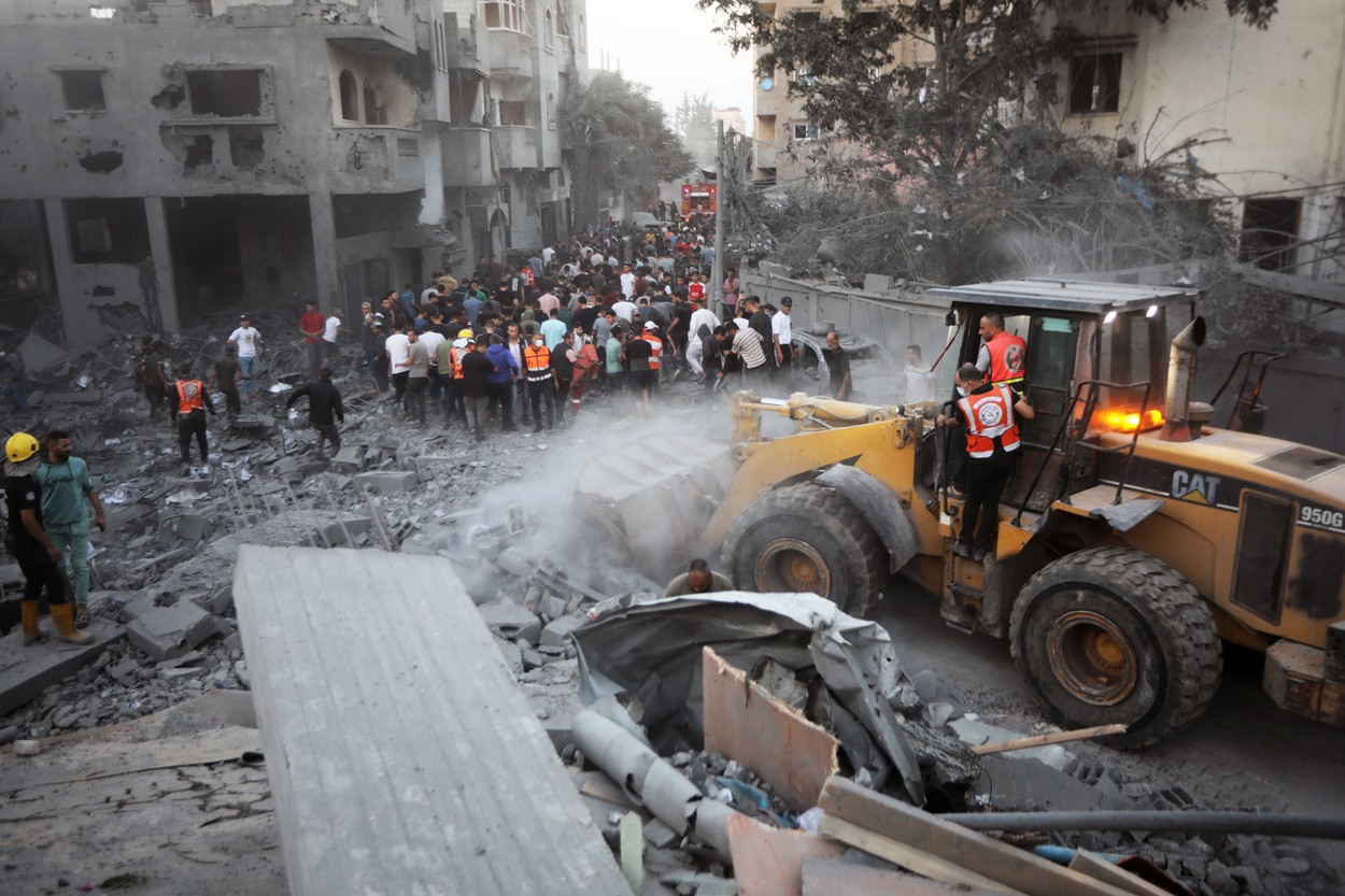 Israeli Strike Continuing on Gaza amidst shortage of Medical Supplies, Water and Power Off..