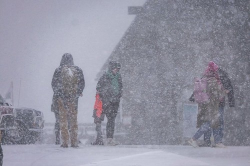 Update - Teil 2: Ein dickes Wintergewitter berraschte am Sonntag dann doch noch viele Menschen auf dem Fichtelberg. Lautes Donnergrollen, dichtes Schneetreiben und ein schneebedeckter Fichtelberg gegen 14 Uhr. Ohne Winterreifen ging nichts voran. Kradfahr